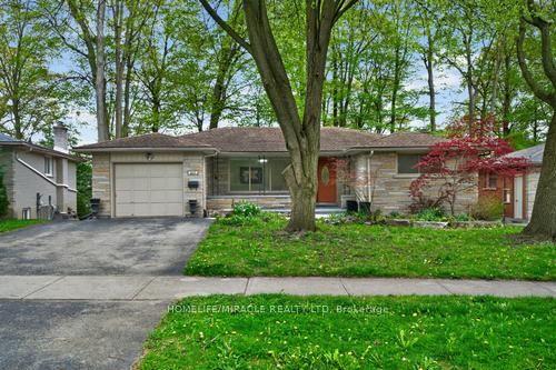 217 Pinegrove Crescent — photo 1