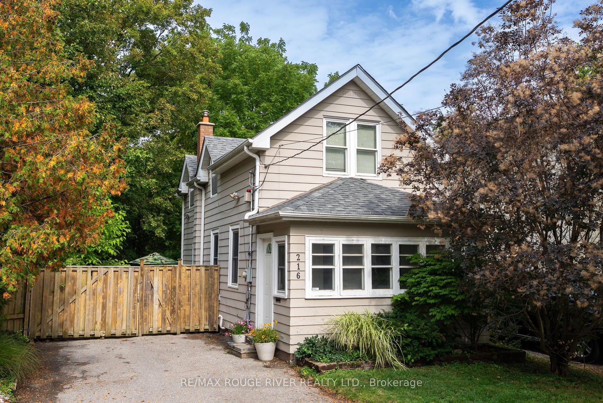216 Burns Street W — photo 1