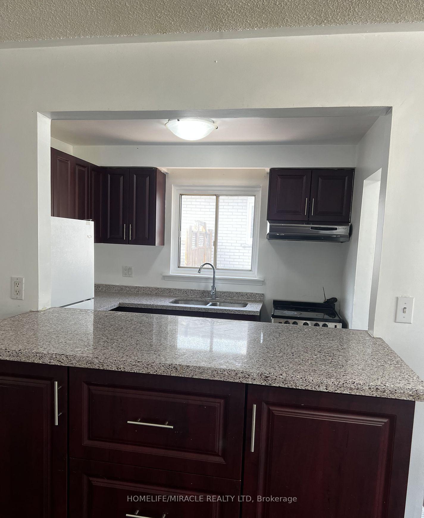 3453 Oakglade Crescent — photo 1