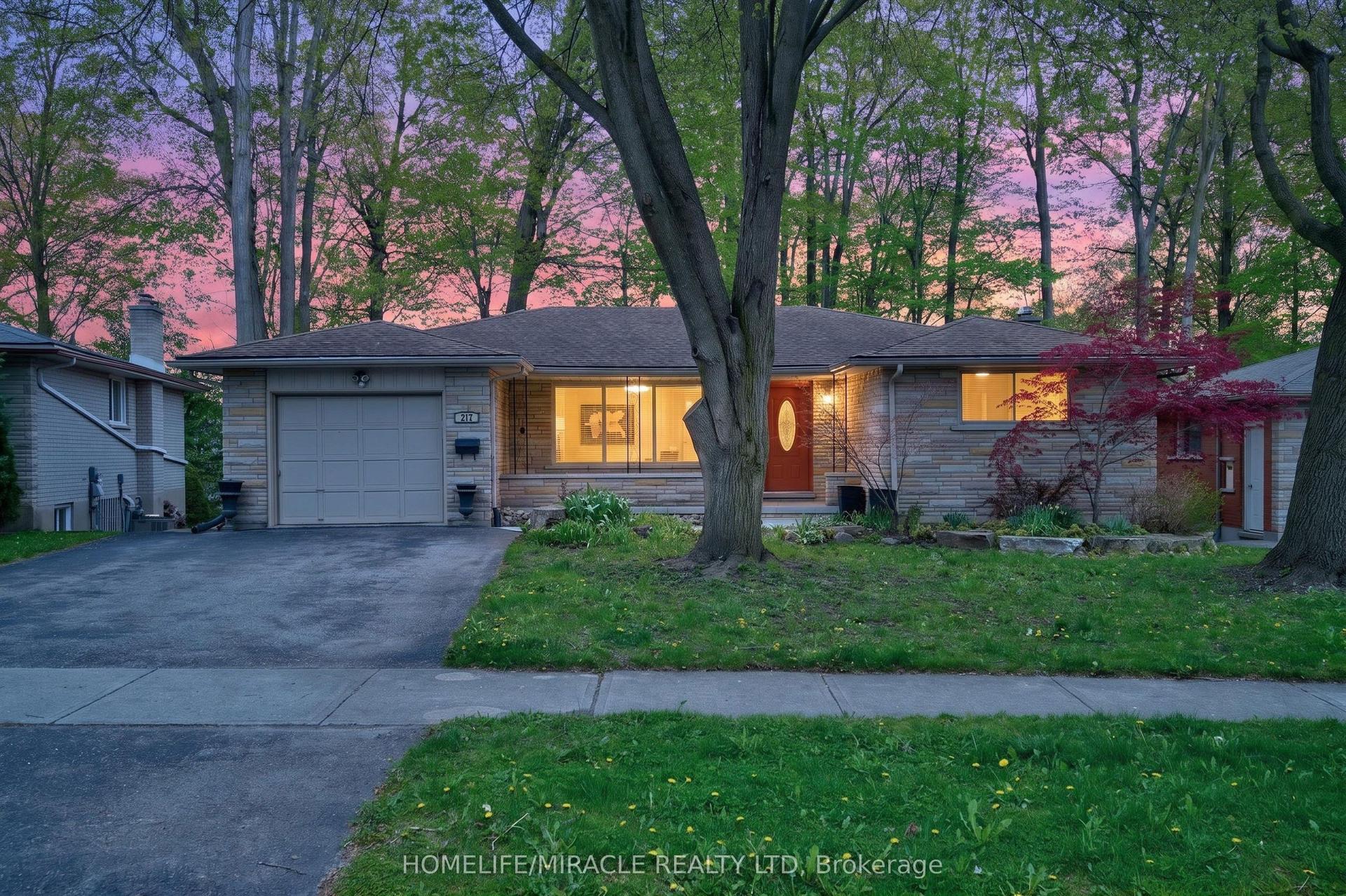 217 Pinegrove Crescent — photo 1