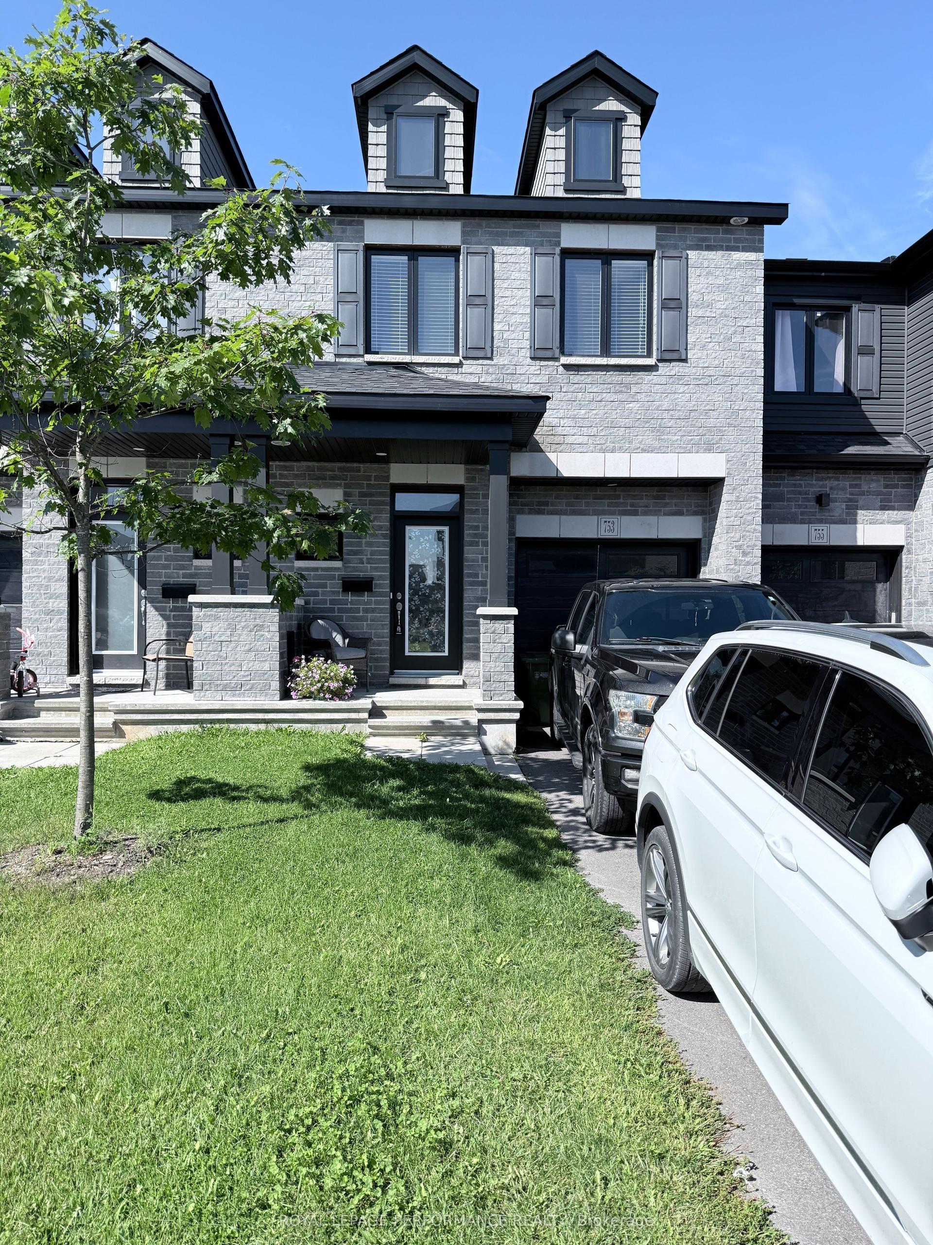 753 Namur Street, Russell — Townhouse for lease, photo 1