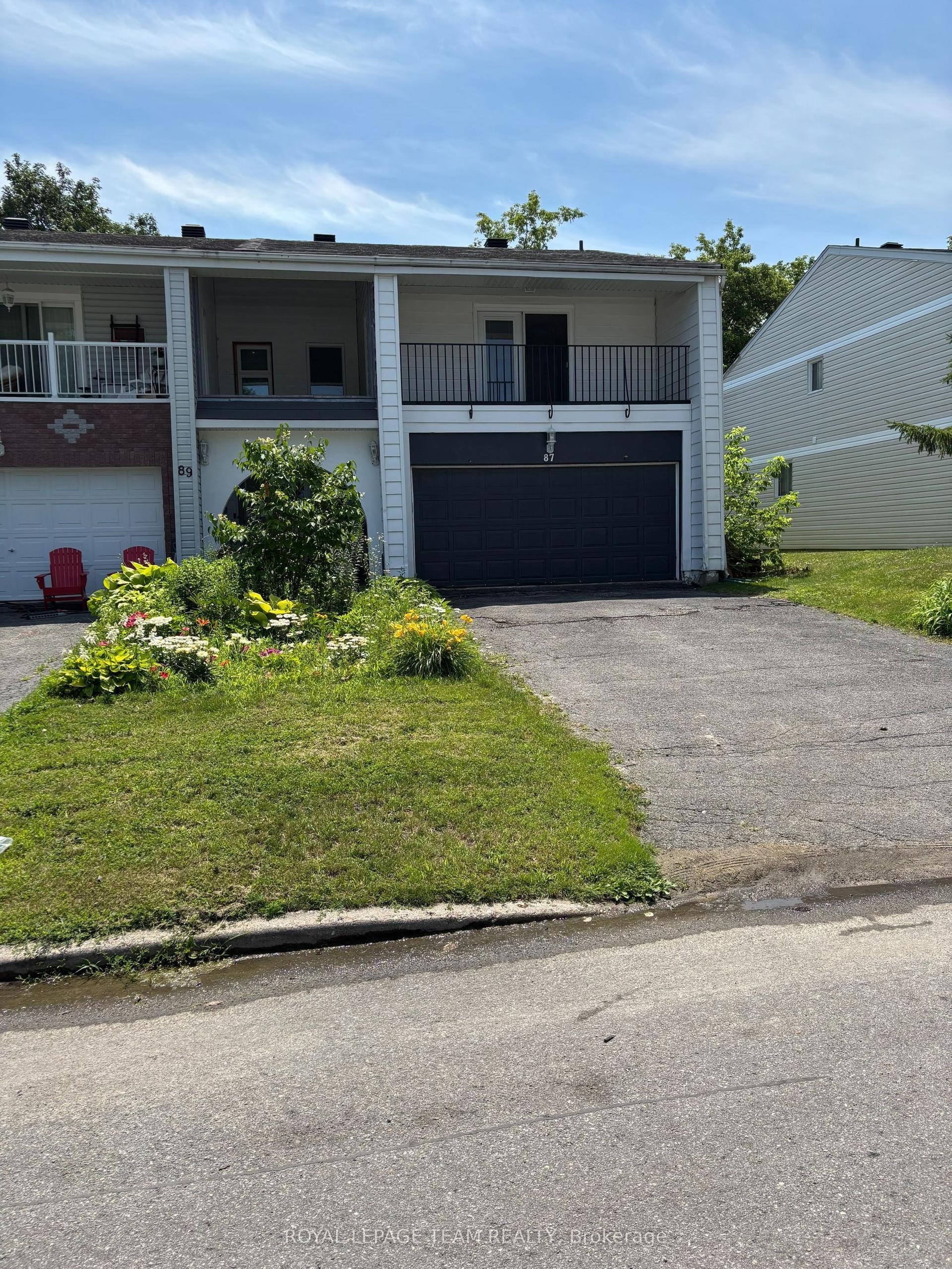87 Grady Crescent, South of Baseline to Knoxdale — Townhouse for sale, photo 1
