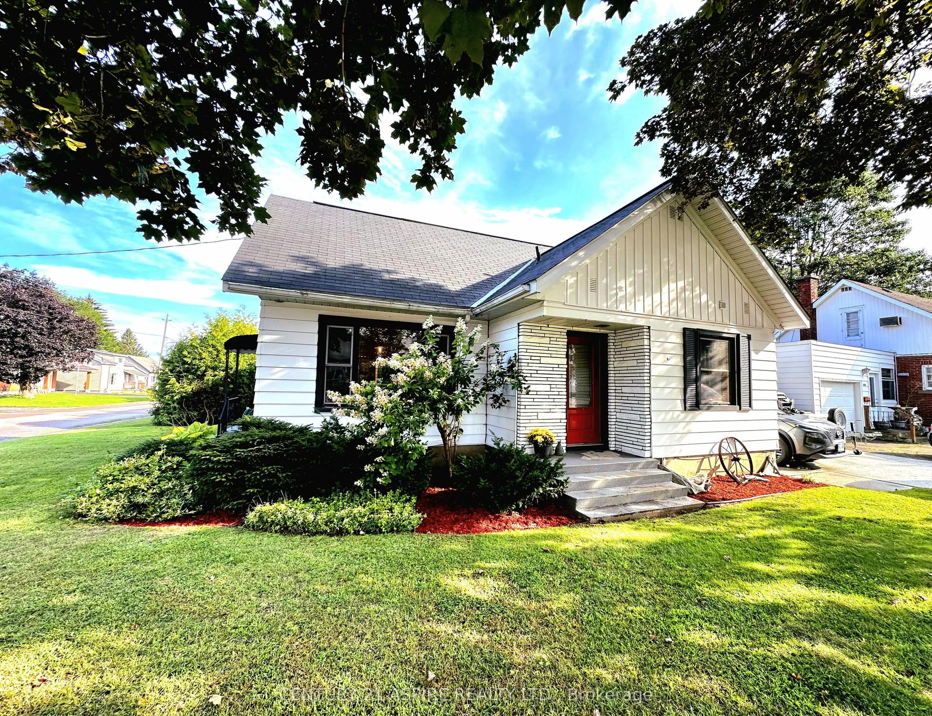 621 Bruham Avenue, Laurentian Valley — Detached for sale, photo 1