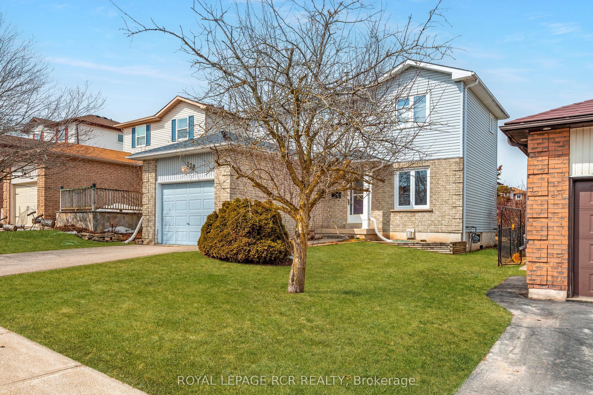 128 Courtney Crescent — photo 1