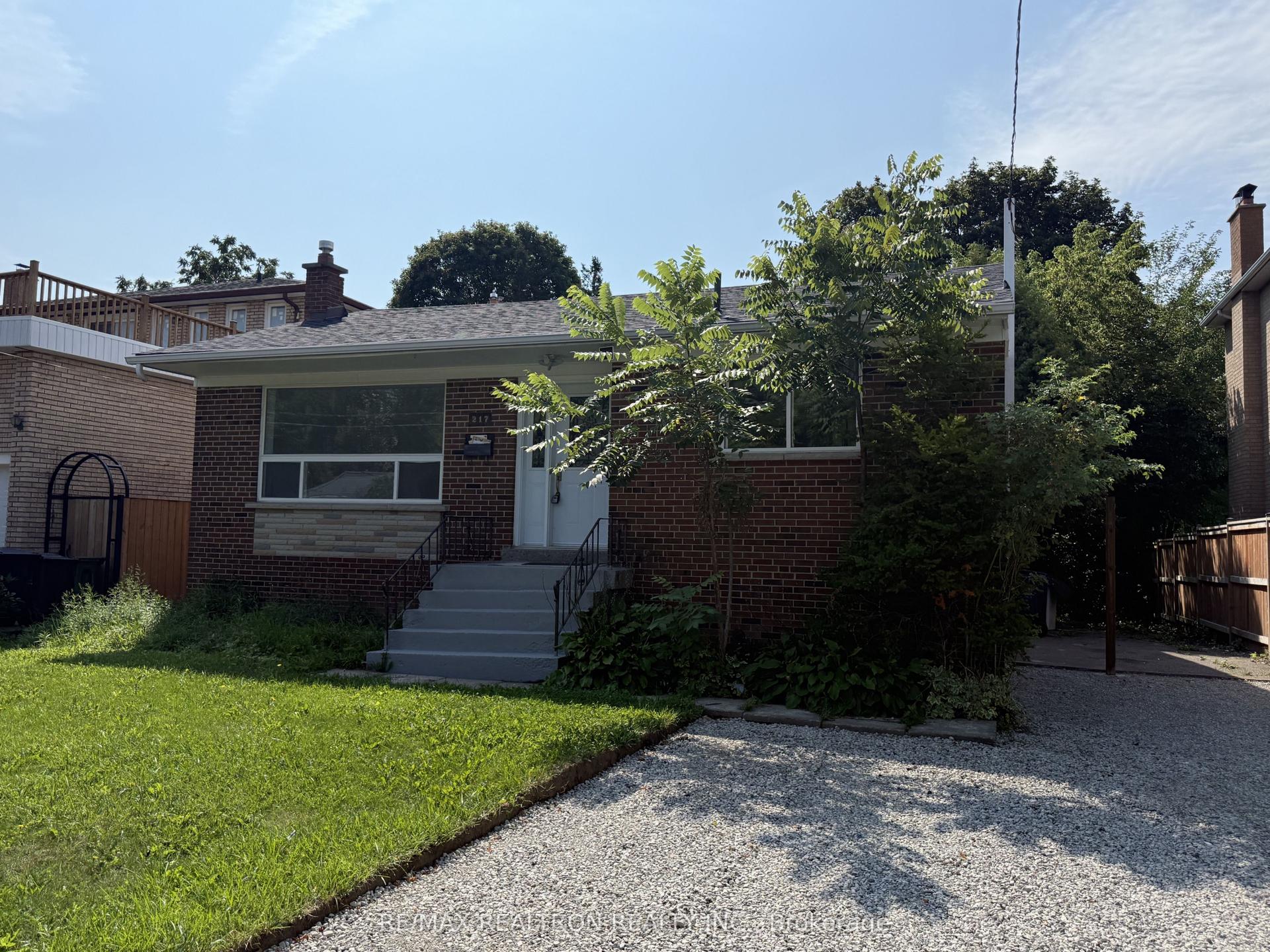 217 Moore Park Avenue Main #Main, Toronto — Detached for lease, photo 1