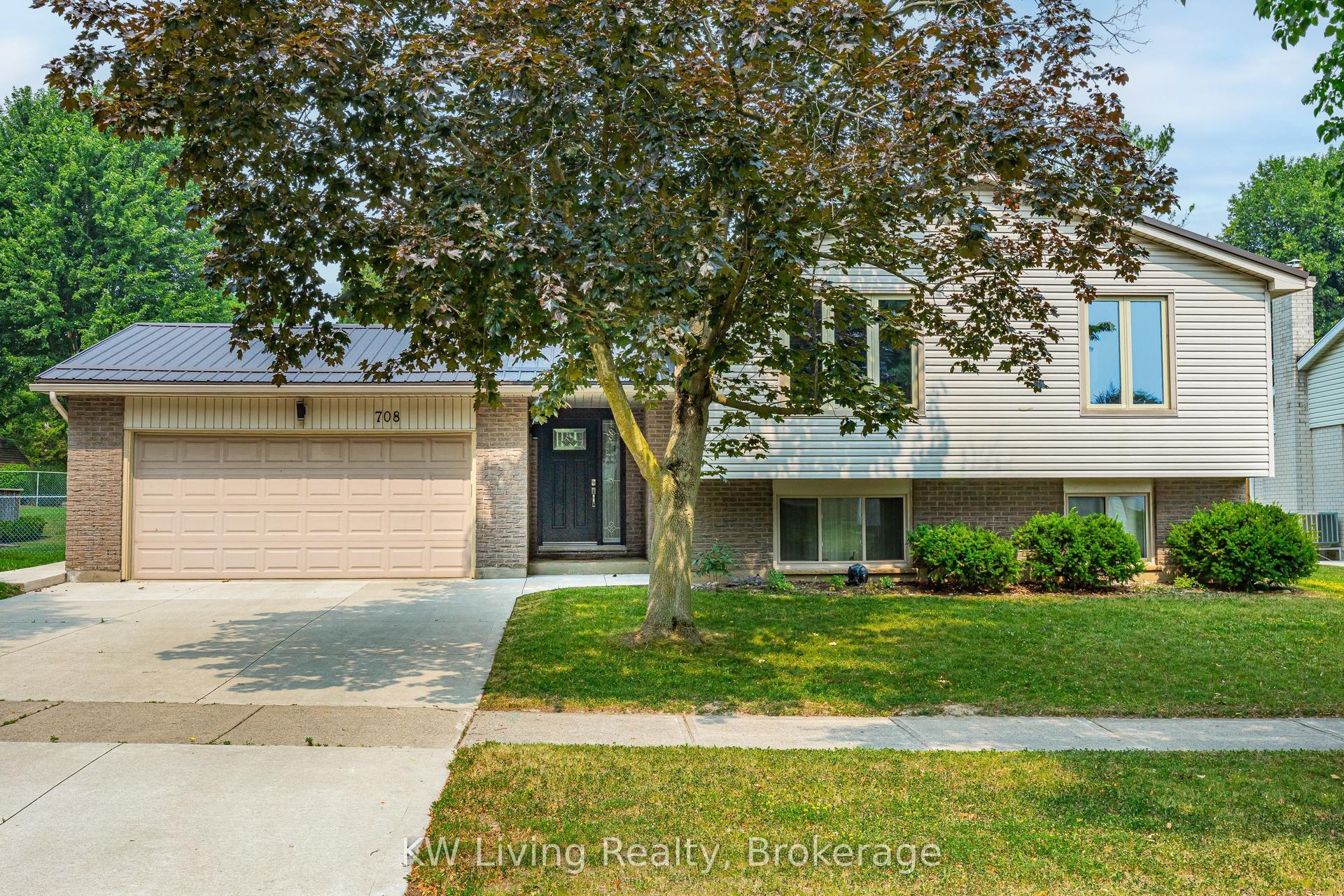 708 VILLAGE GREEN Avenue, London South — Detached for sale, photo 1