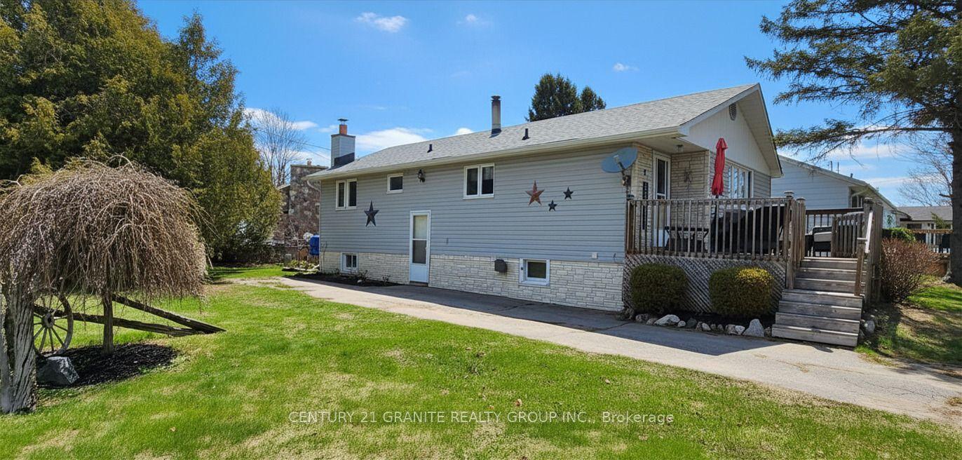 2 Hemlock Street — photo 1