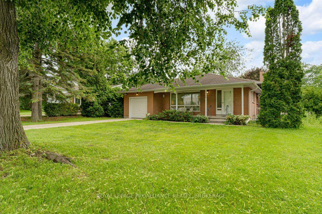 148 Campbell Crescent — photo 1