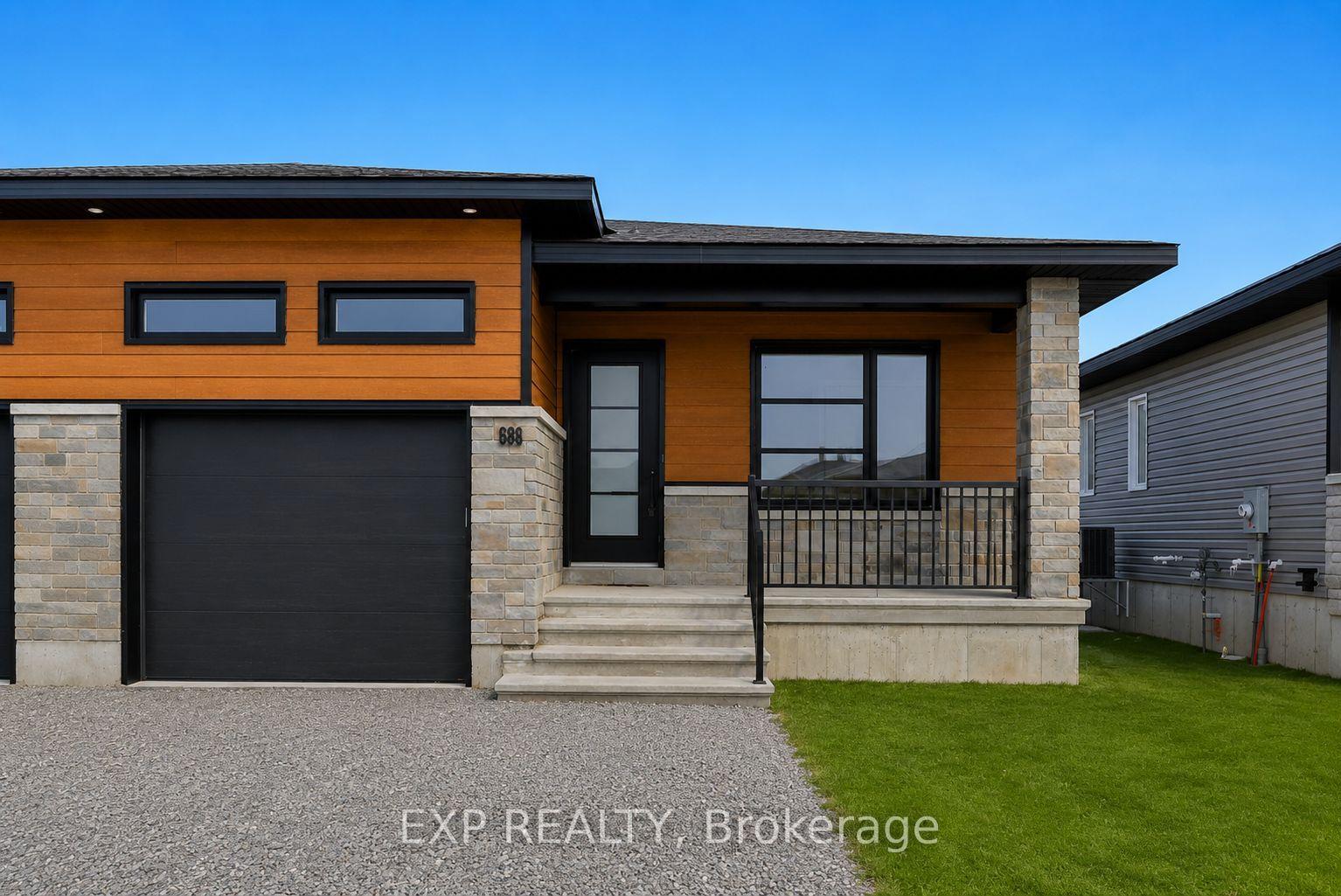 990 Katia Street, The Nation — Semi-Detached for sale, photo 1