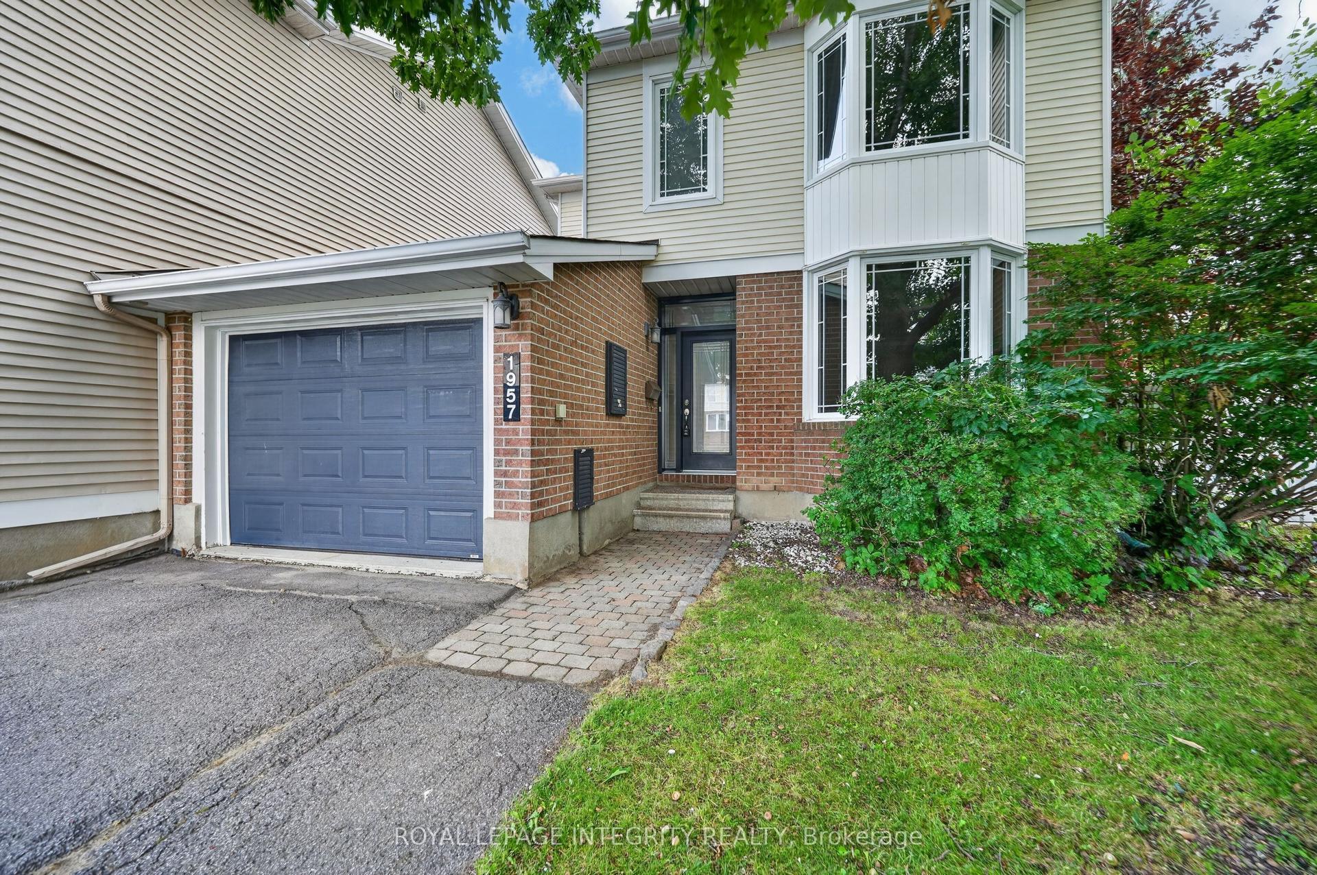 1957 Crestmont Place, Orleans - Convent Glen and Area — Townhouse for sale, photo 1