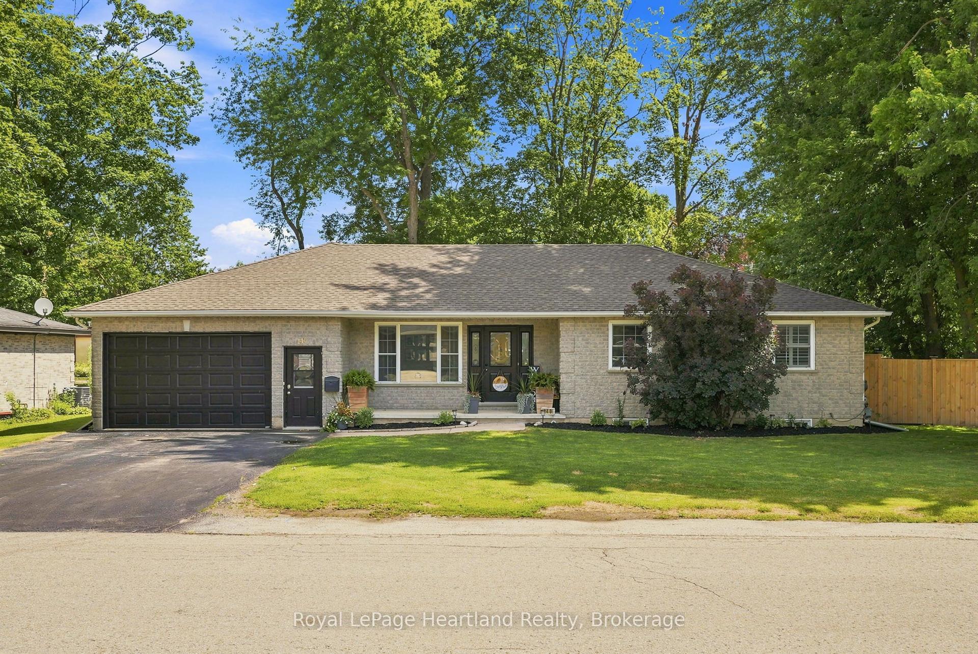 140 John Street N, Minto — Detached for sale, photo 1