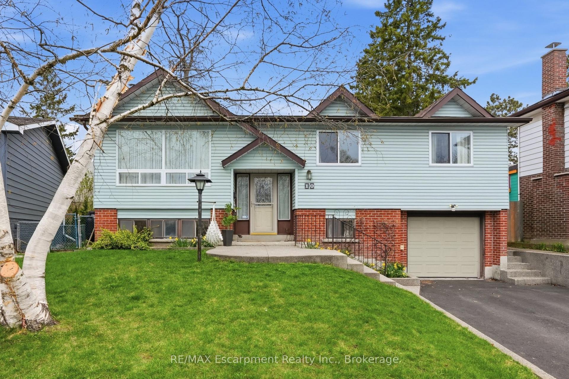 10 Farmingdale Crescent — photo 1