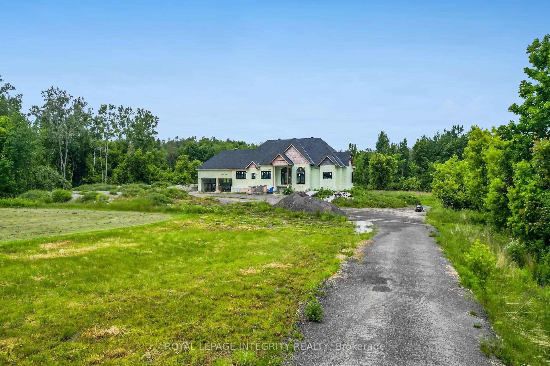 1695 Old Montreal Road — photo 1