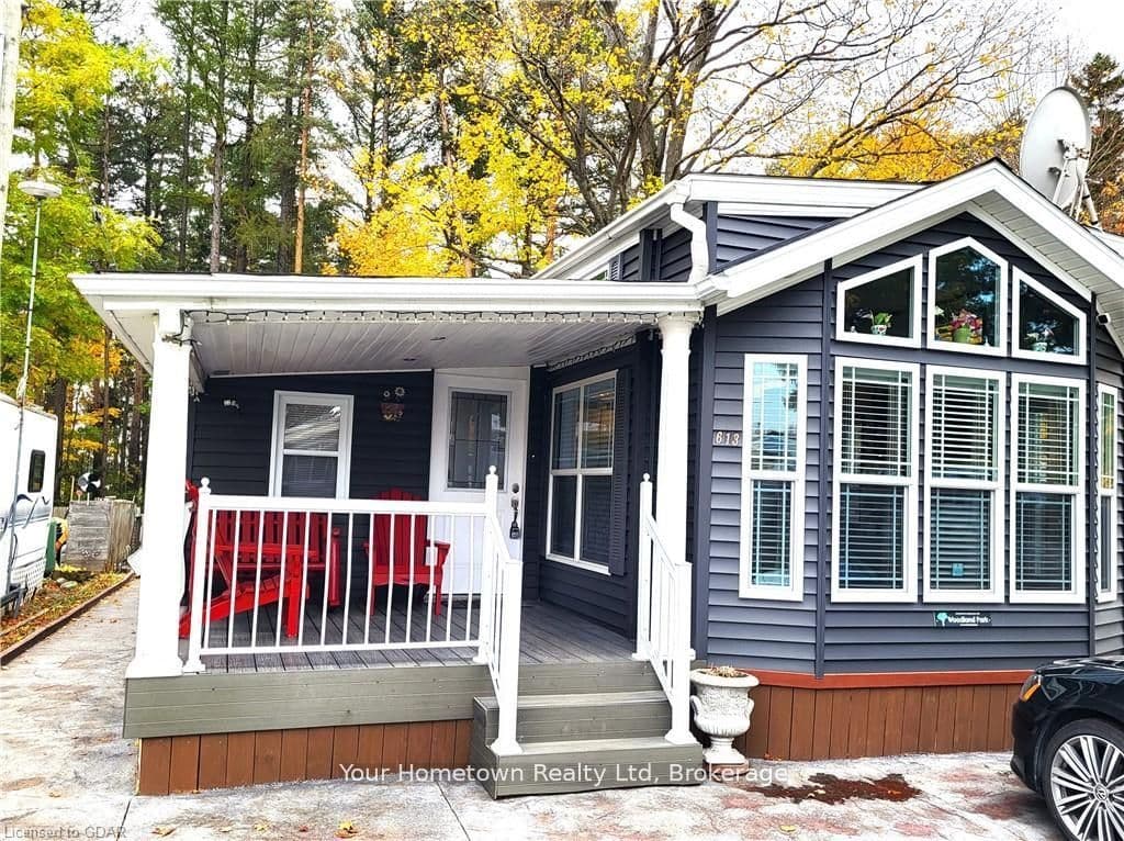 613 Oak Crescent — photo 1