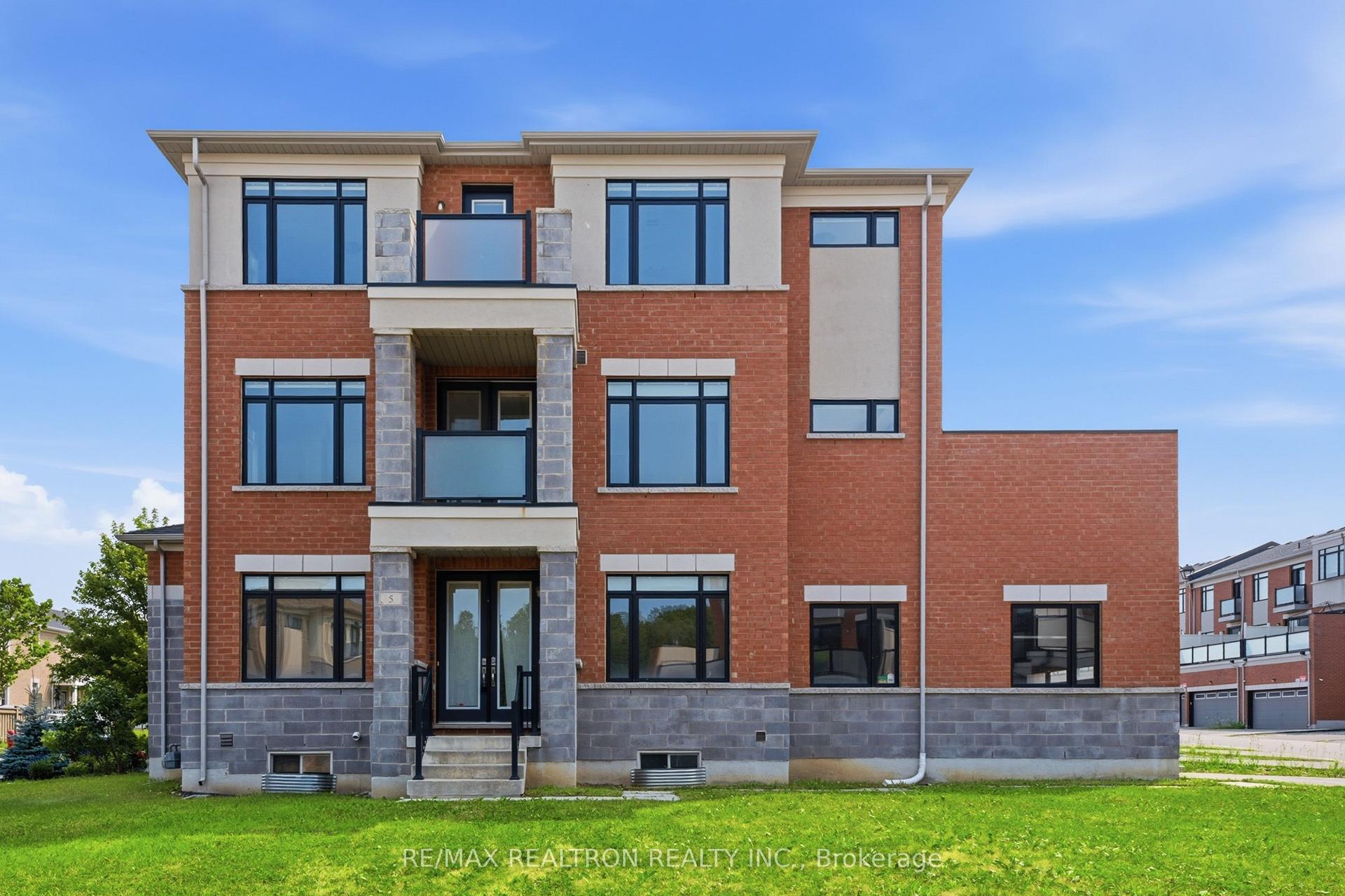 5 Sparks Street, Aurora — Townhouse for sale, photo 1