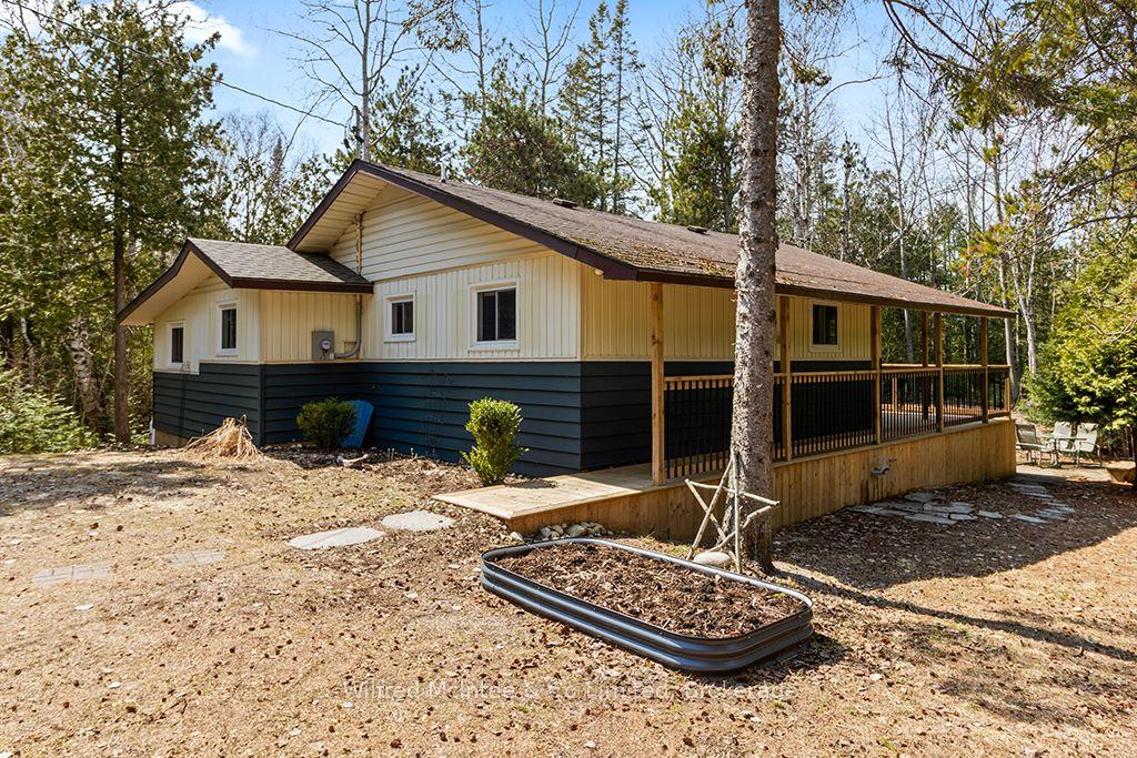 55 Thompson Avenue — photo 1