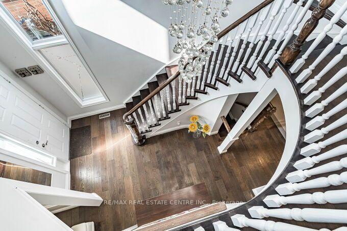 33 Strathroy Crescent — photo 1