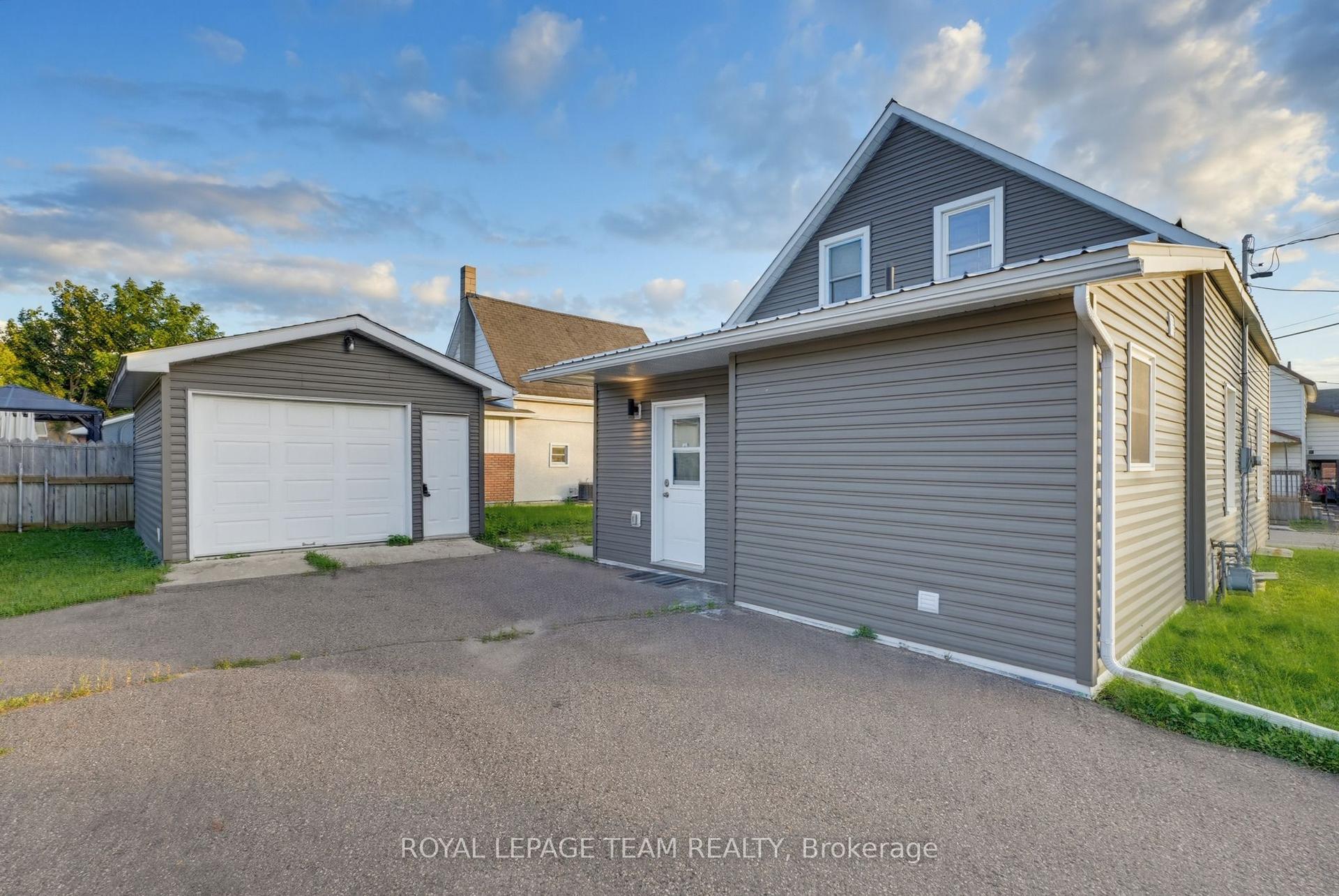 81 BANK Street S, Renfrew — Detached for sale, photo 1