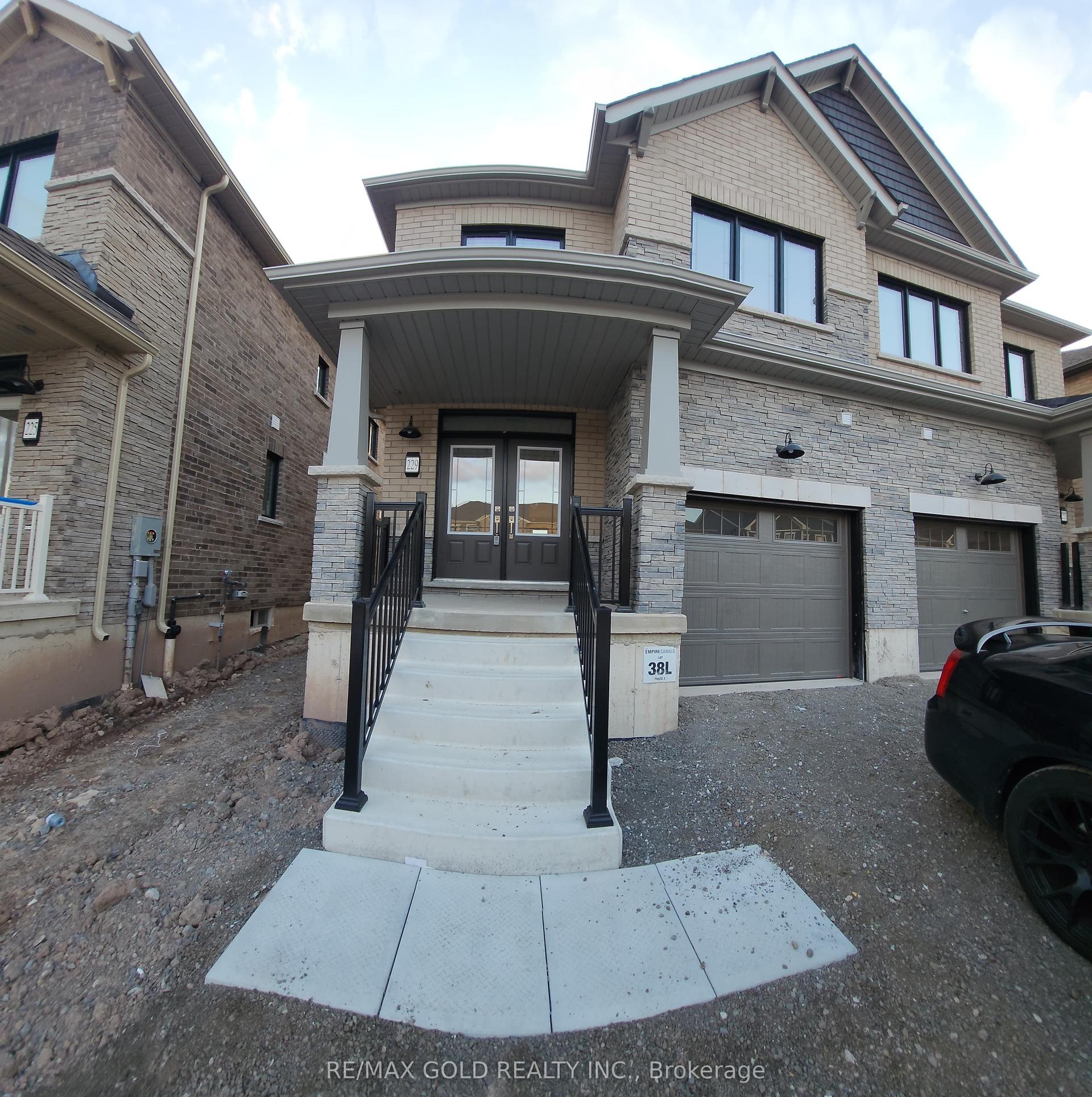 229 Port Crescent — photo 1