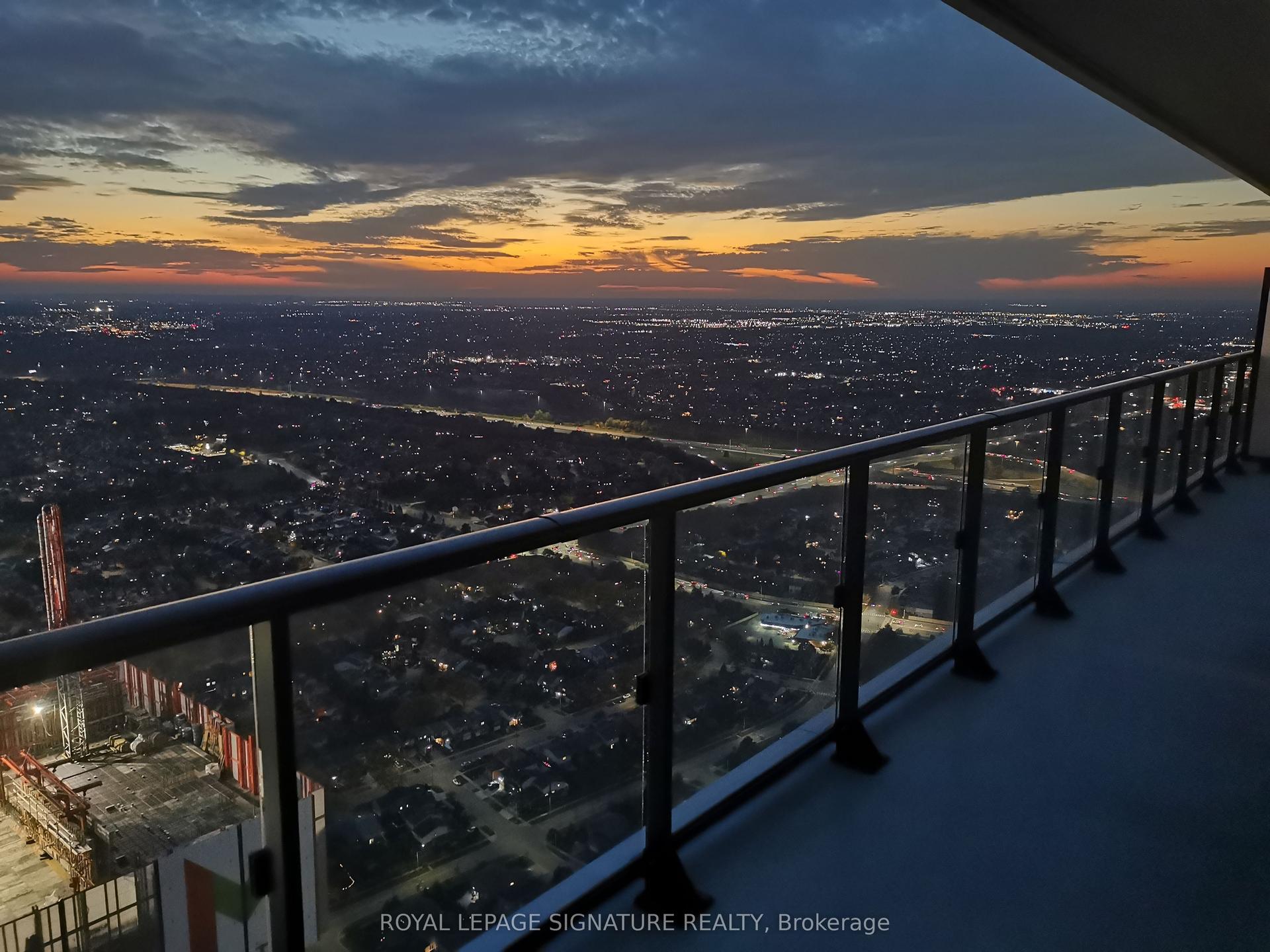 448 Burhamthorpe Road W 6711 #6711, Mississauga — Condo for lease, photo 1