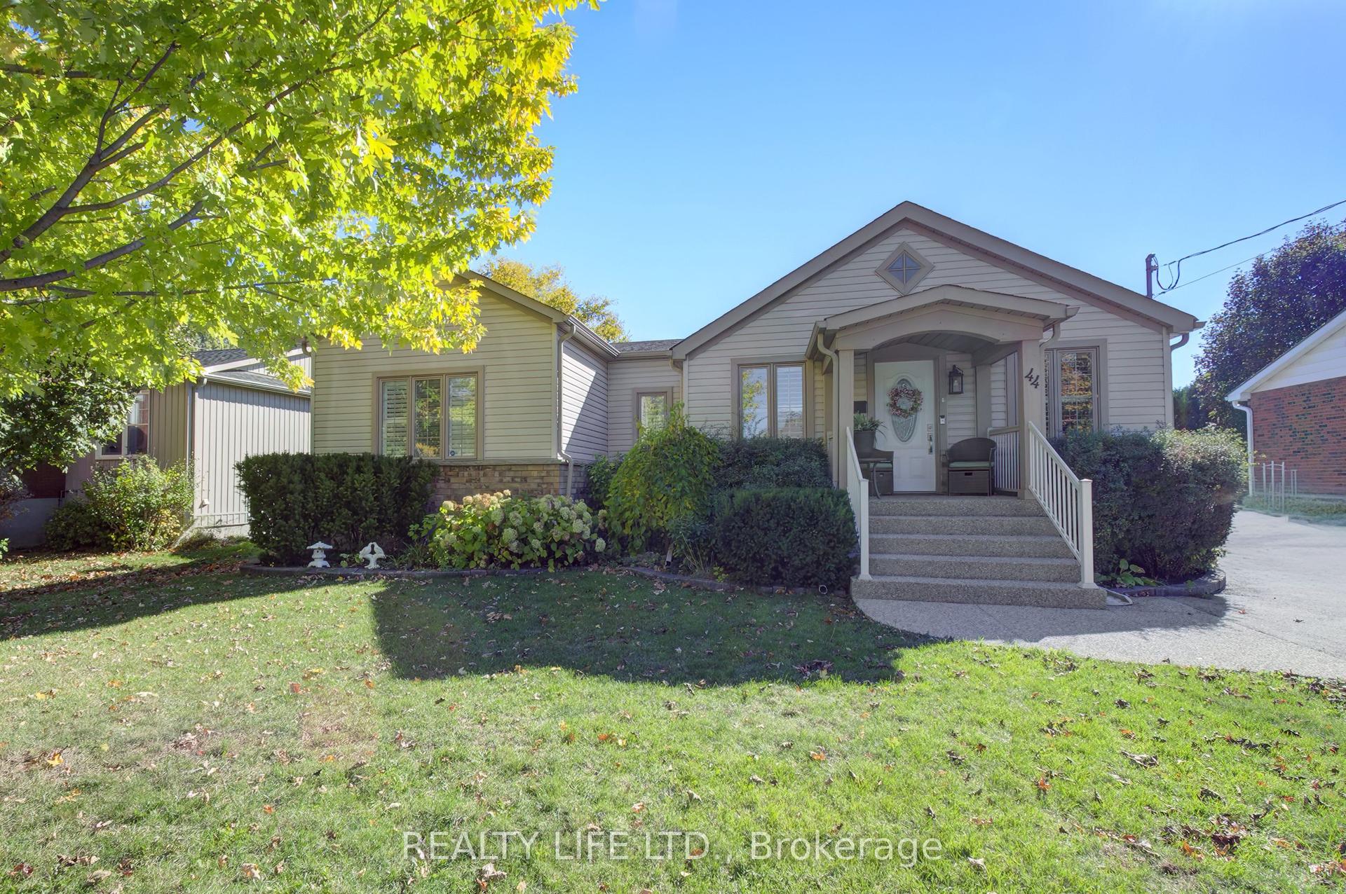 44 Miles Street, Milton — Detached for sale, photo 1