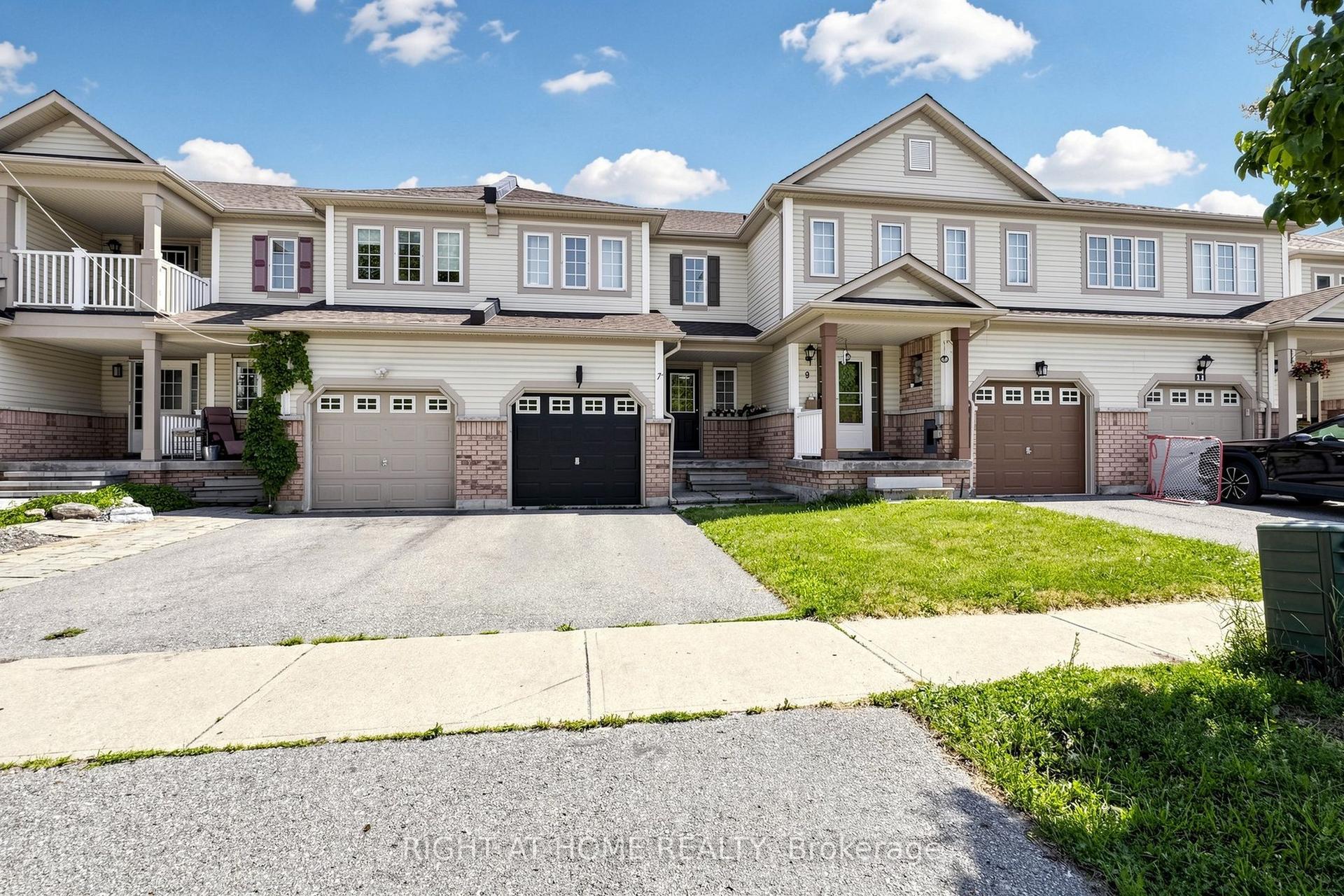 7 Macmillan Avenue, Whitby — Townhouse for sale, photo 1