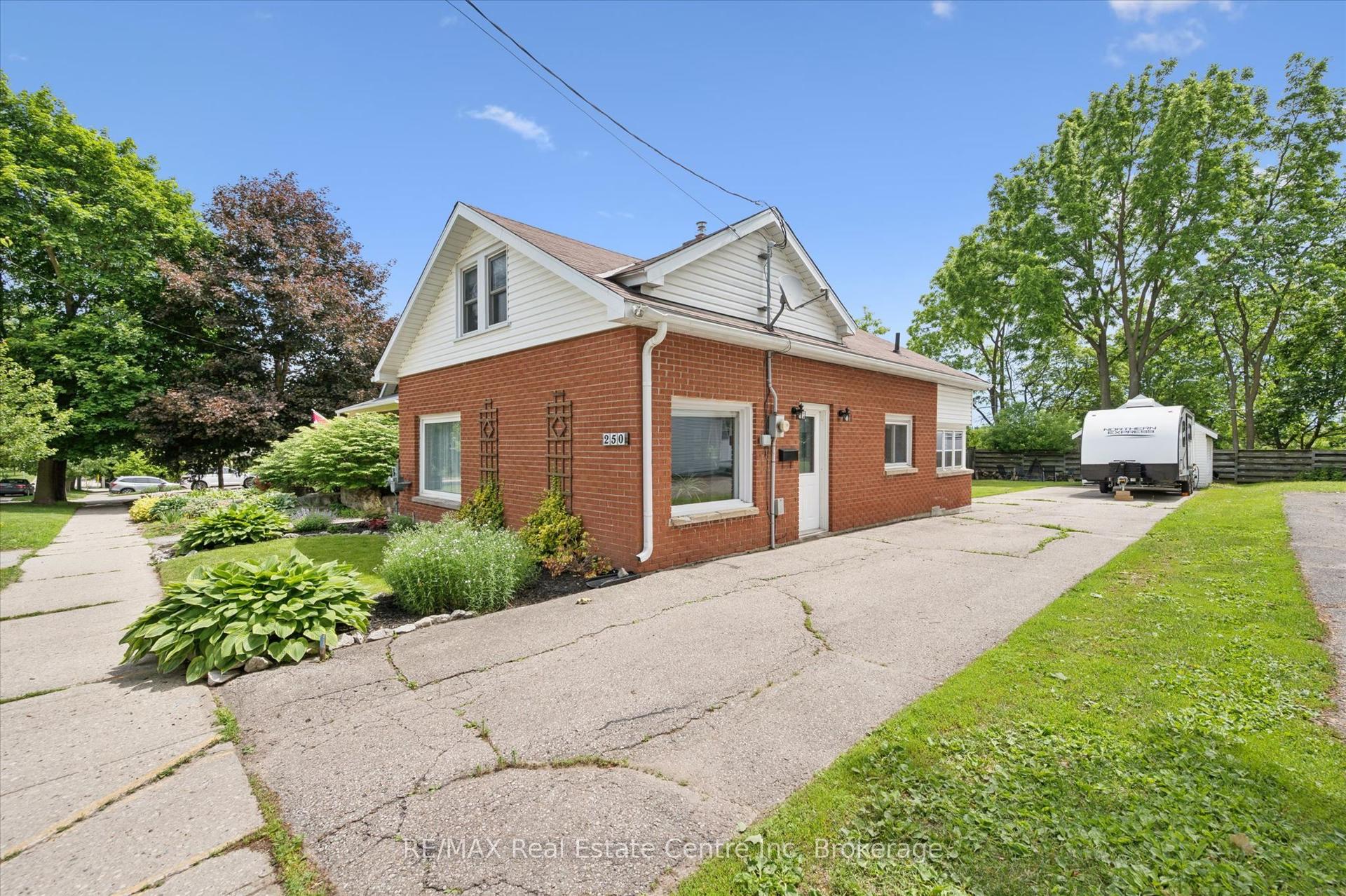 250 St George Street E — photo 1