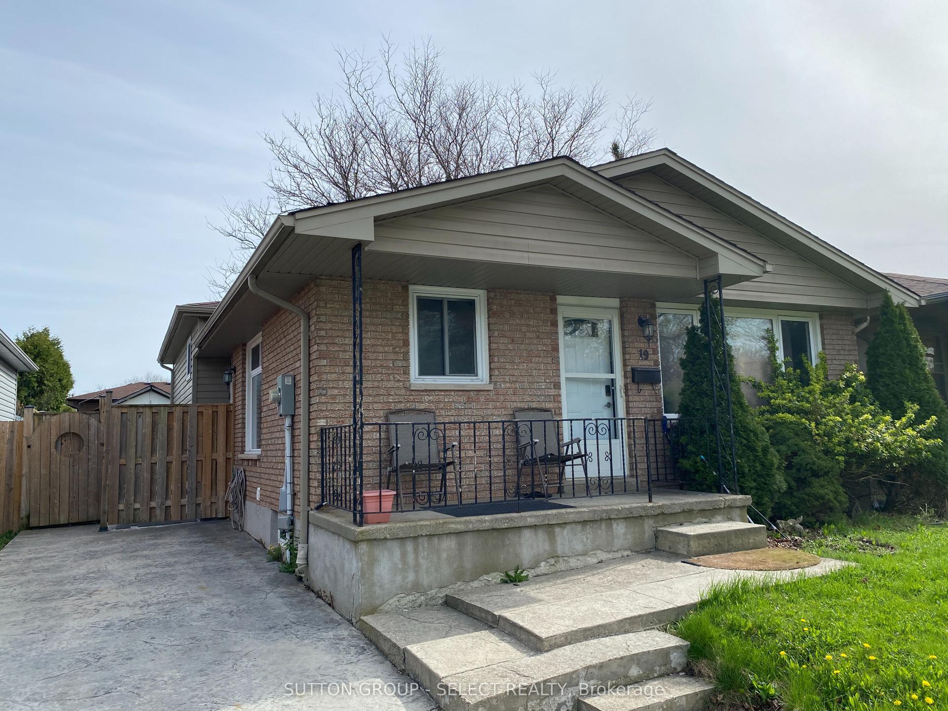 19 Poplar Crescent LOWER #LOWER — photo 1
