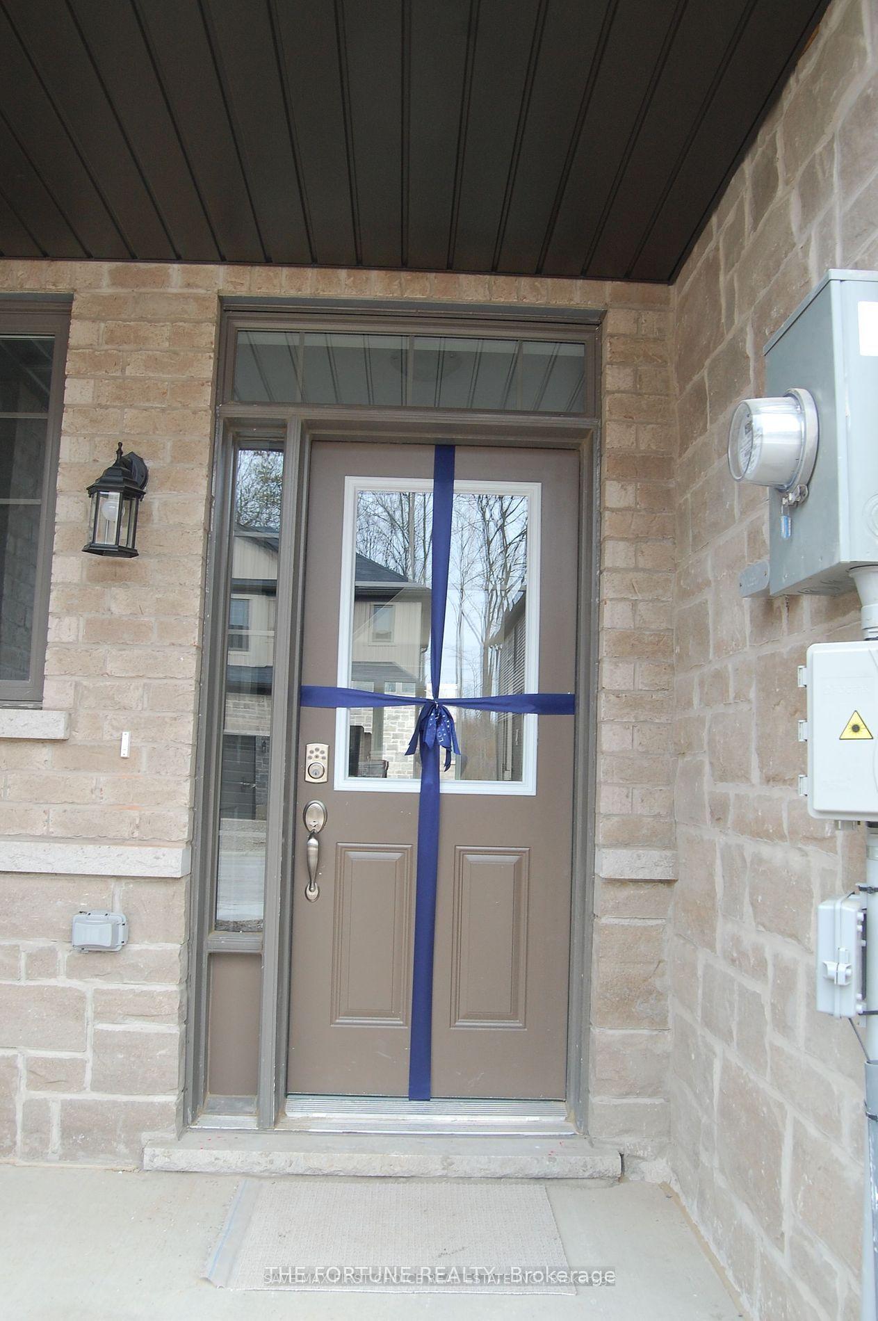 1 Tom Brown Drive 32 #32, Brant — Townhouse for lease, photo 1