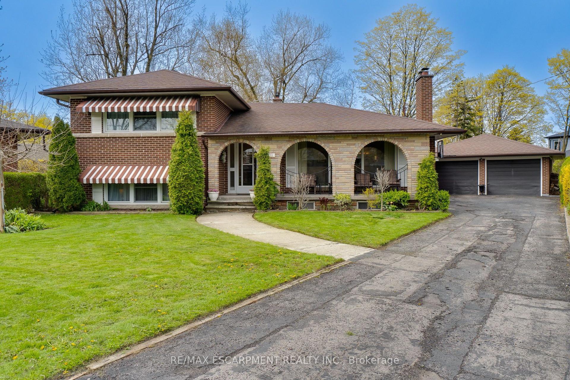 11 Sandra Court — photo 1