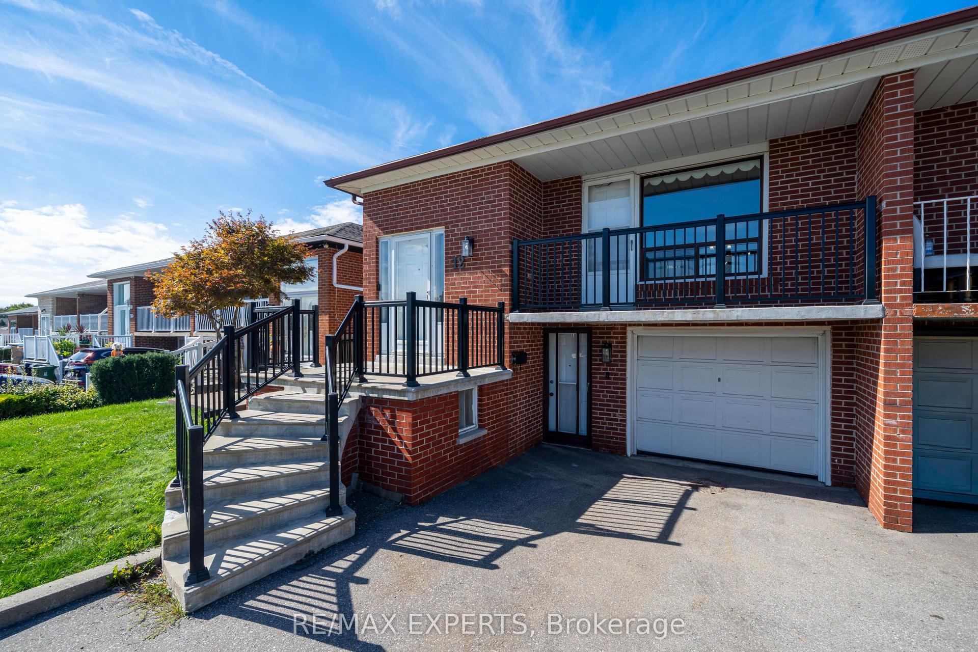 12 Paradelle Crescent, Toronto — Semi-Detached for sale, photo 1
