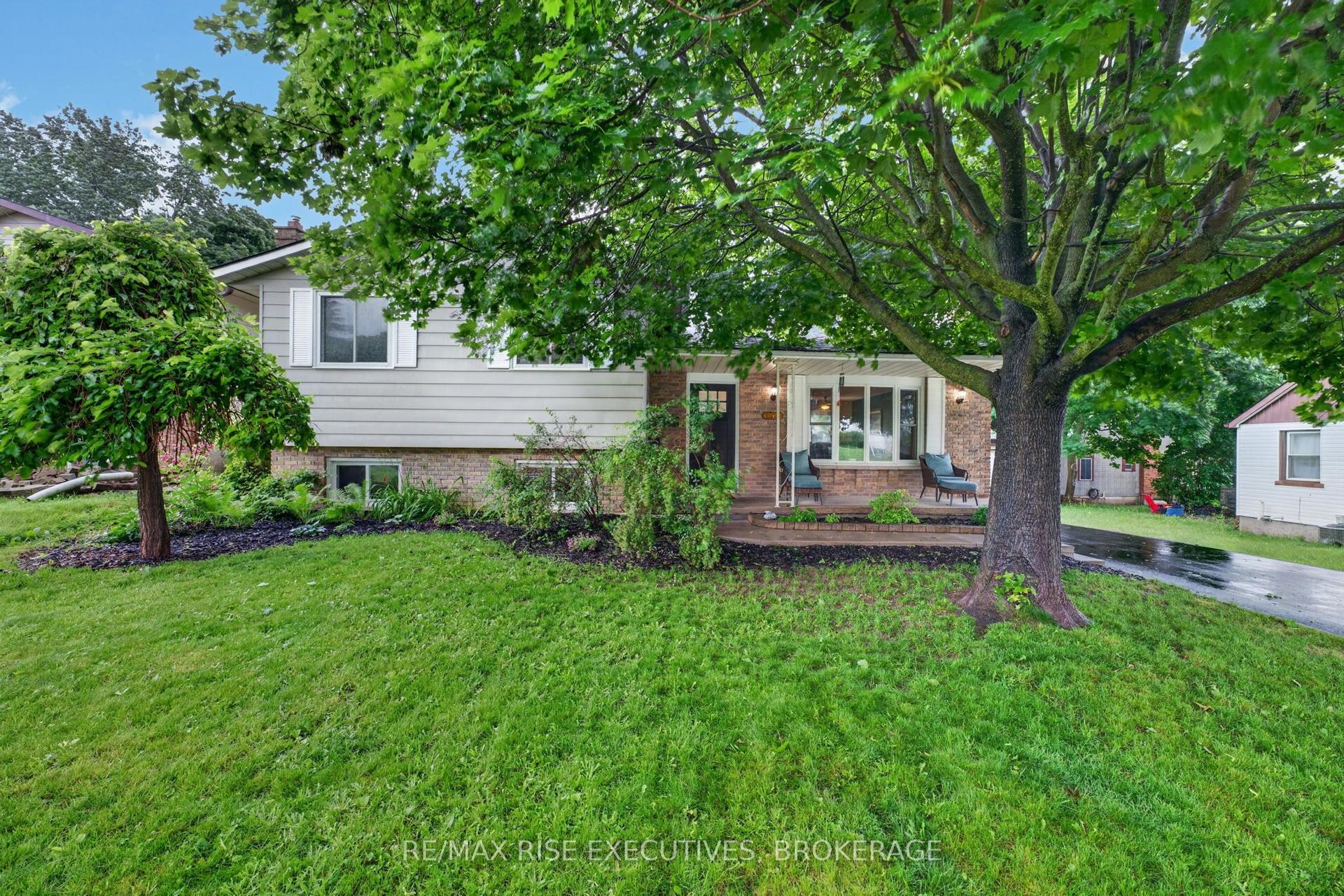 1560 Victoria Street — photo 1