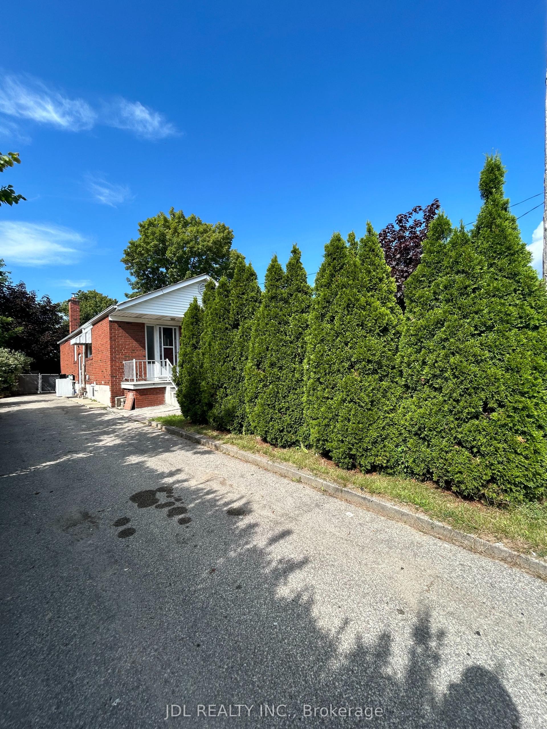 8 Highwood Ave Avenue Three-Bedroom Main Floor #Three-Bedroom Main Floor, Toronto — Detached for lease, photo 1
