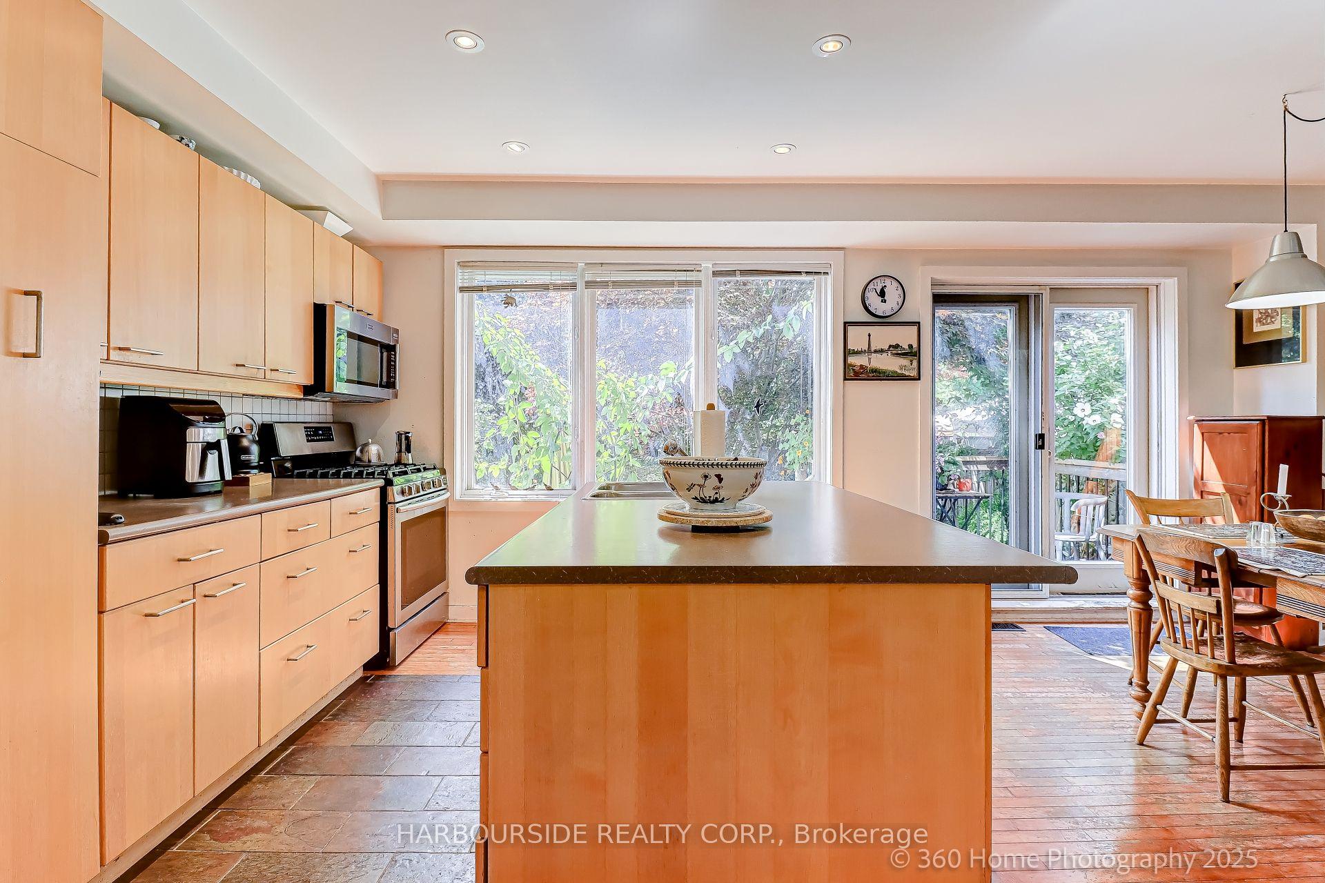 591 Broadway Avenue — photo 1