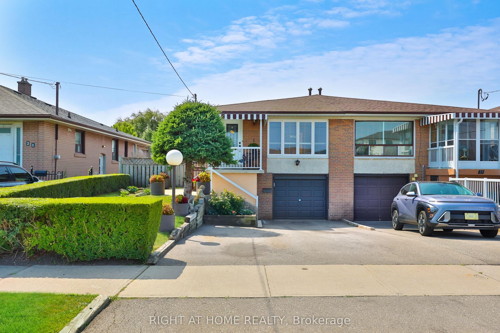 25 Larchwood Road, Toronto — Semi-Detached for sale, photo 1