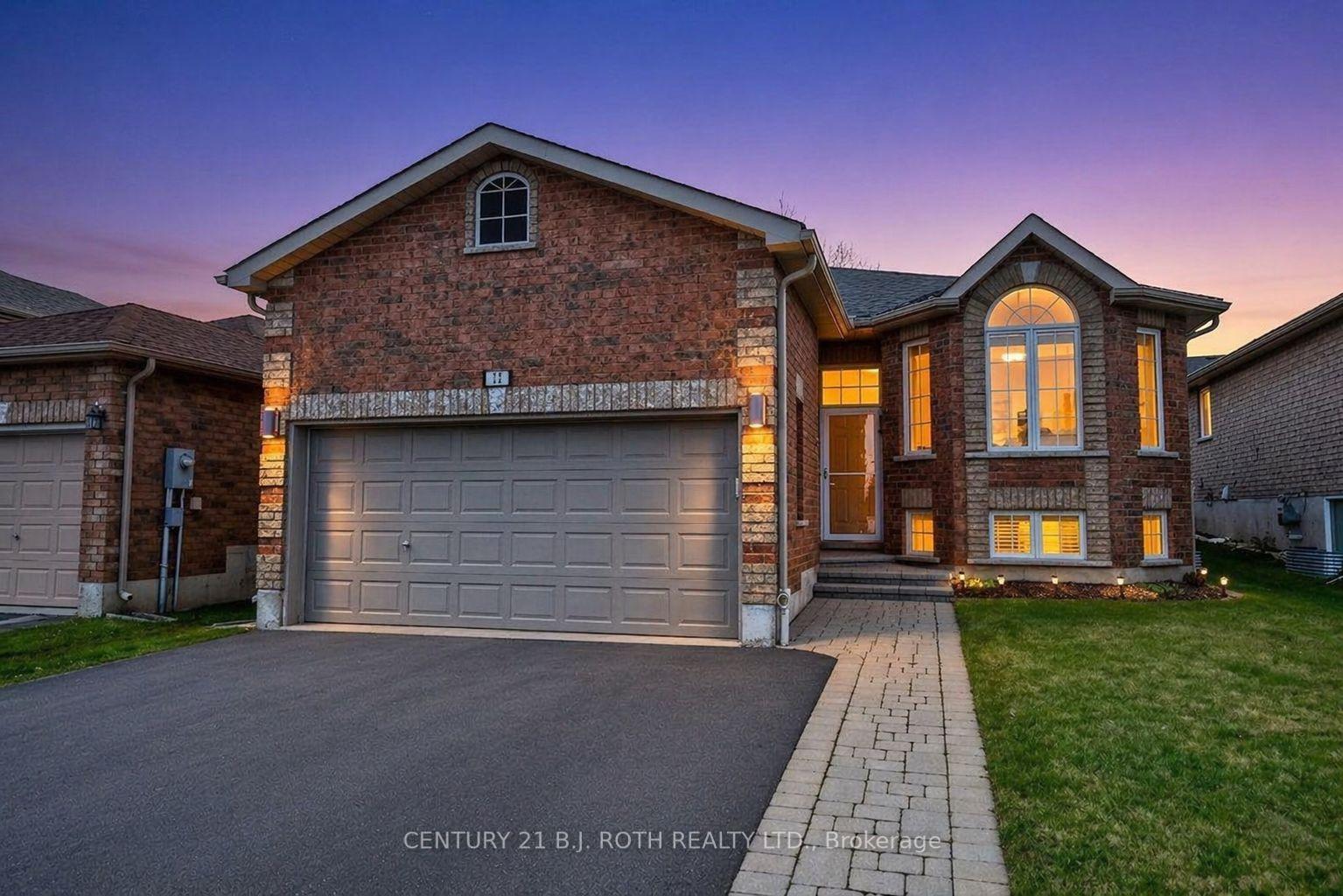 12 White Crescent — photo 1