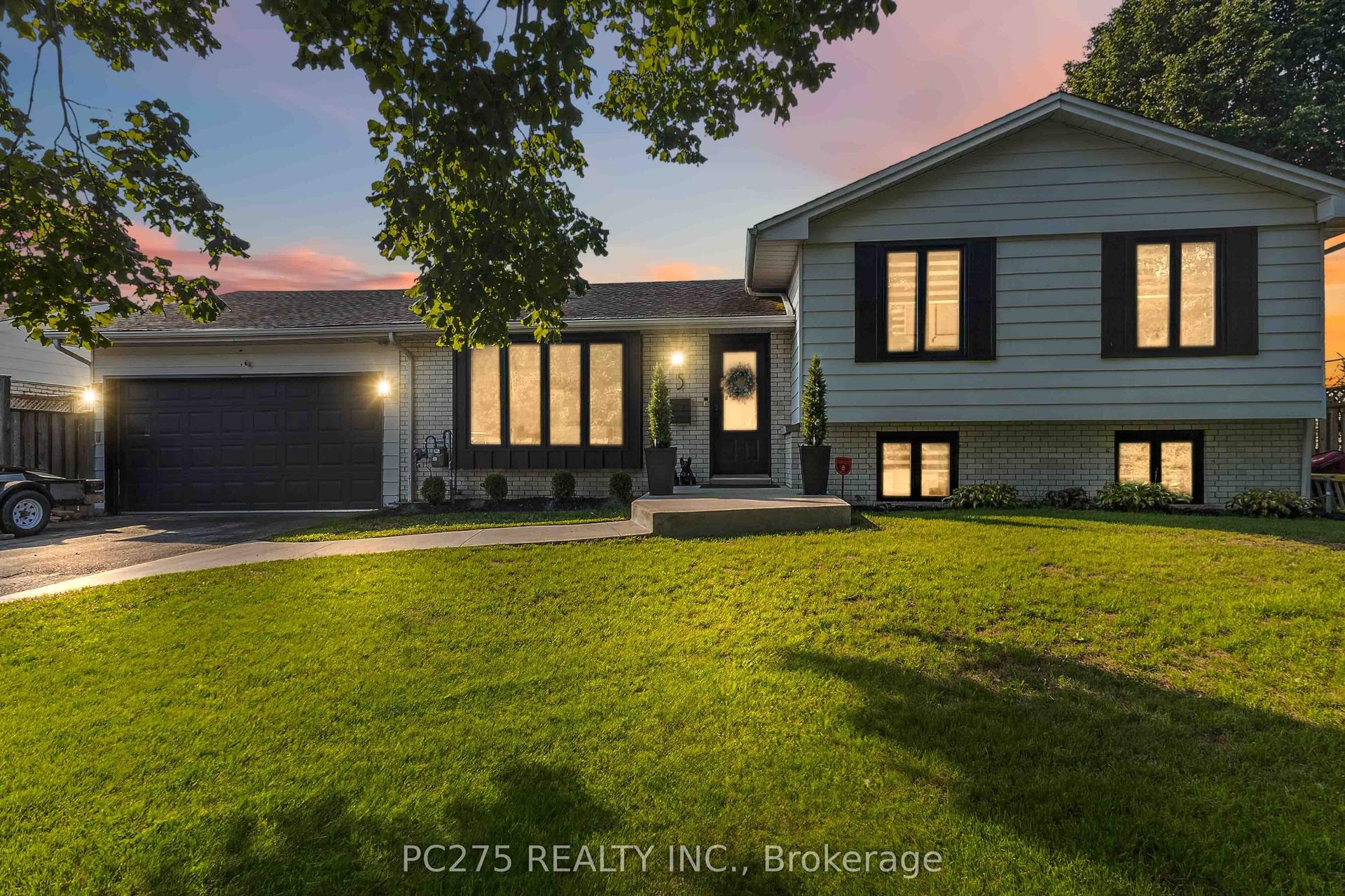 5 Field Road, London South — Detached for sale, photo 1