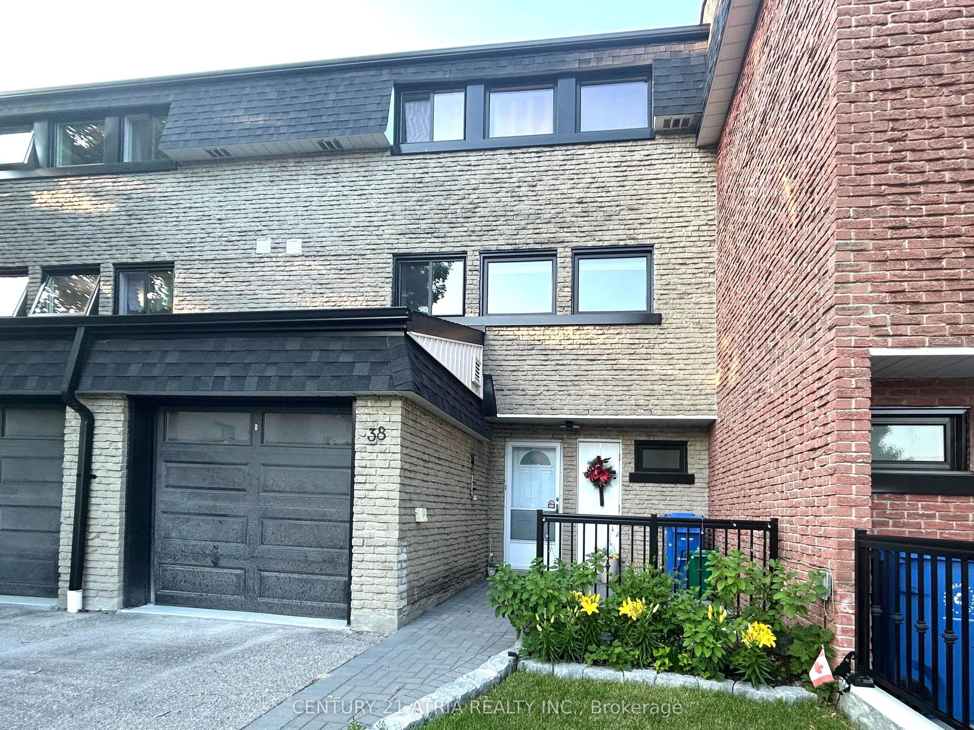 38 Henderson Drive, Aurora — Condo Town for sale, photo 1