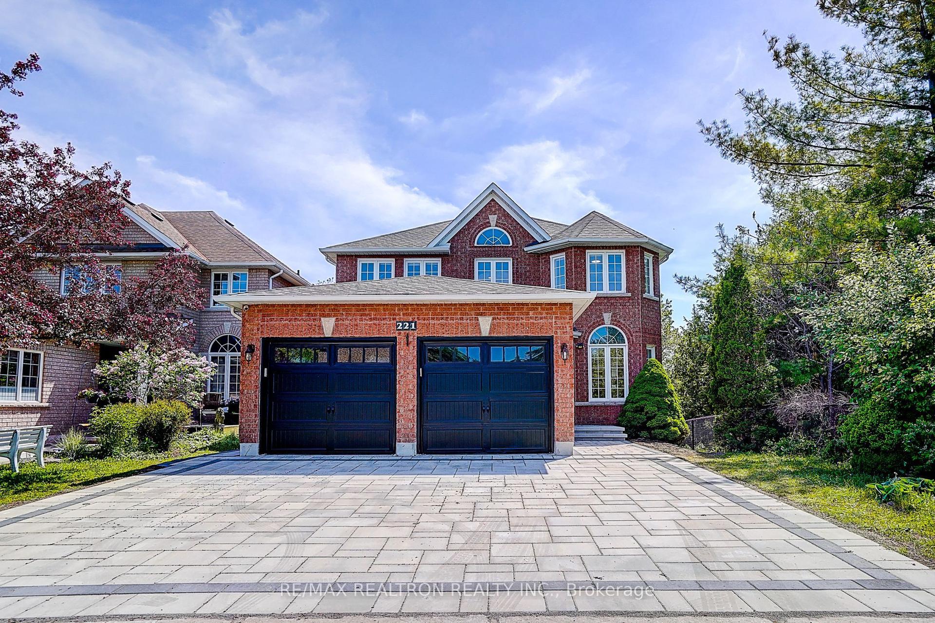 221 Humberland Drive — photo 1