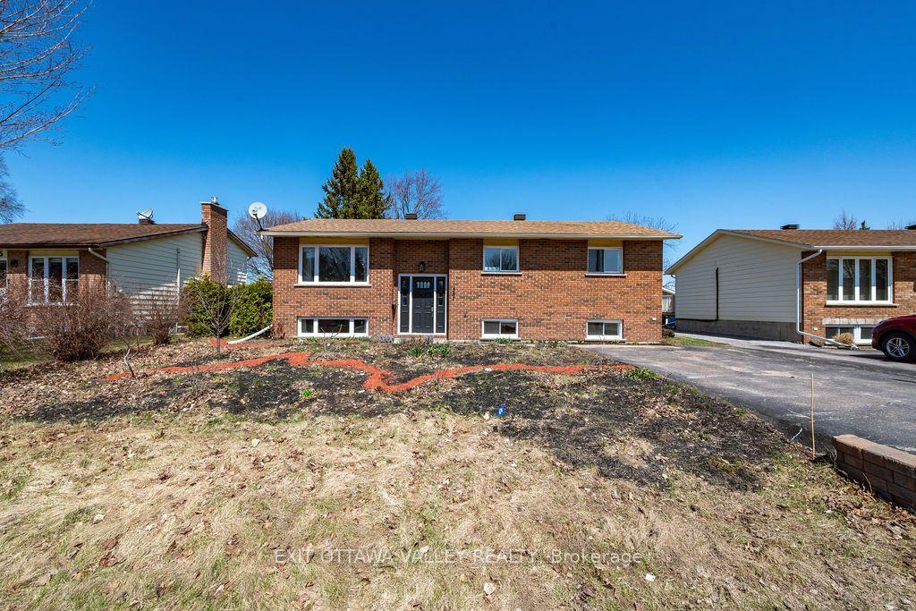 587 Alfred Street E — photo 1