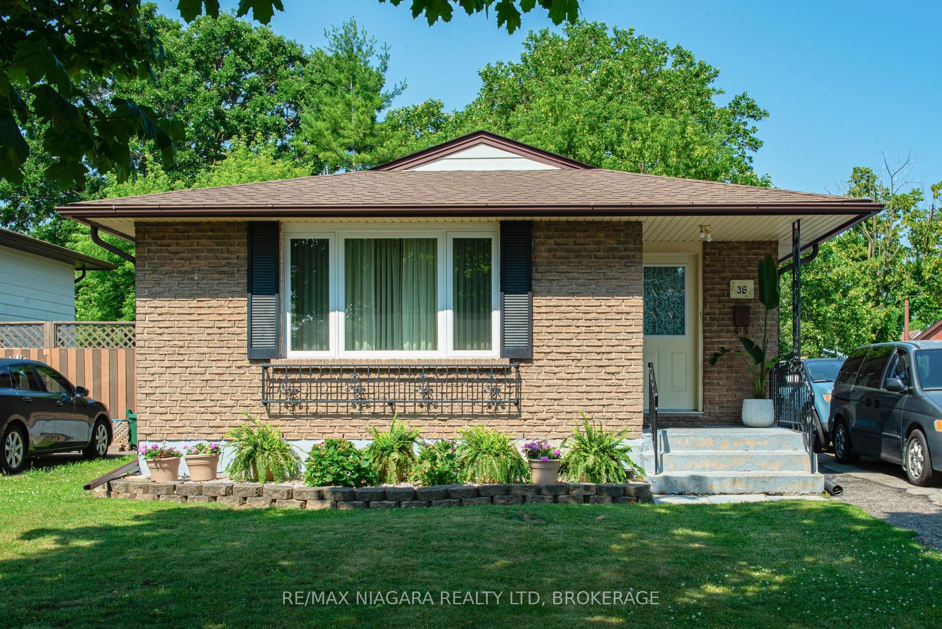 38 Roehampton Drive — photo 1