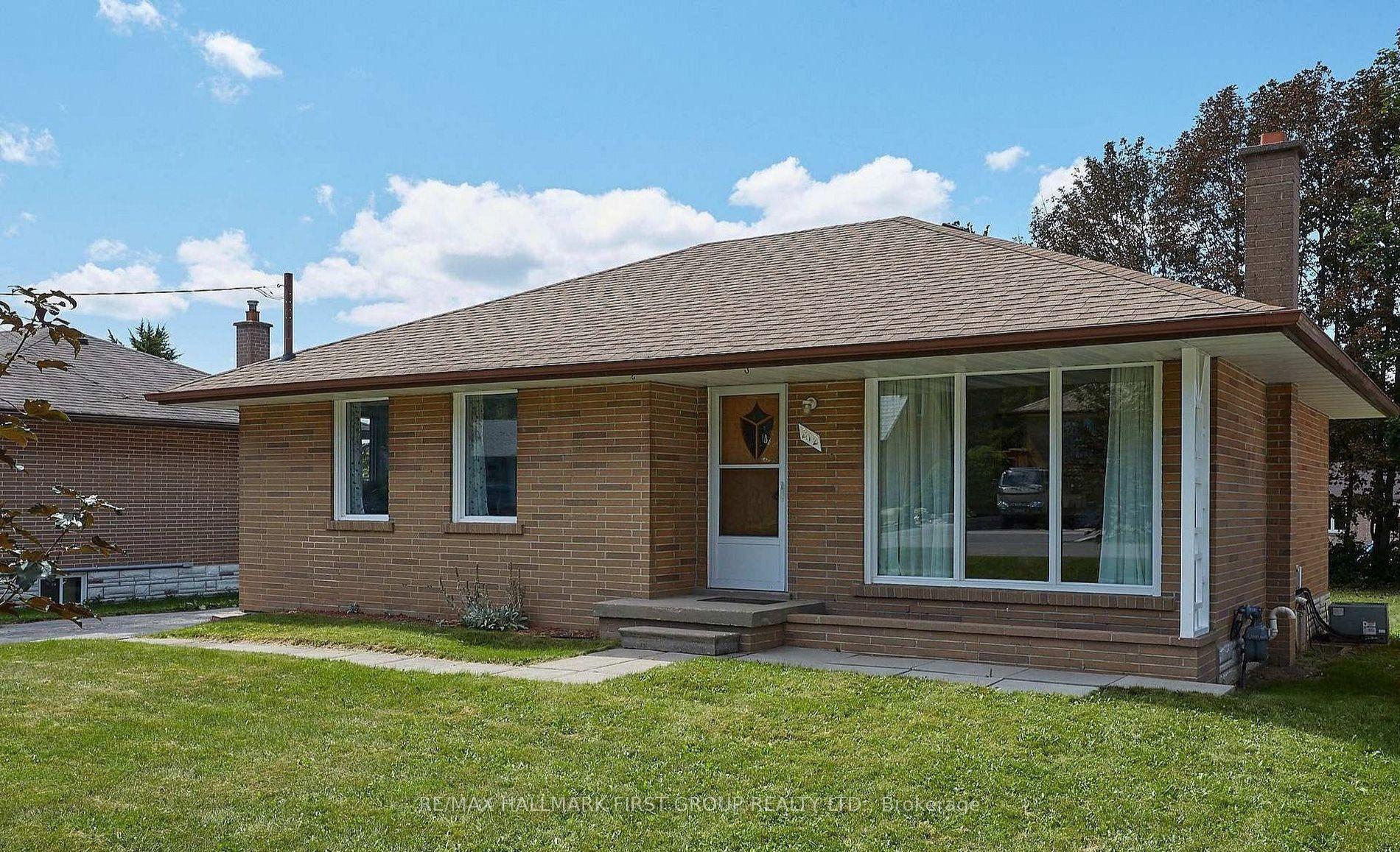 212 Hallett Avenue, Whitby — Detached for lease, photo 1