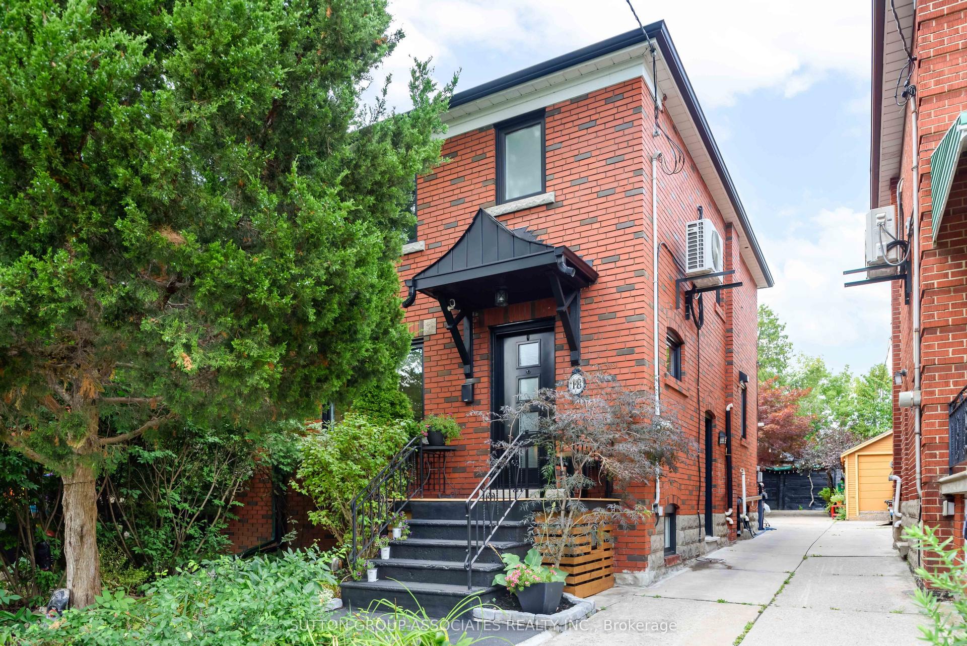 18 Earnscliffe Road, Toronto — Semi-Detached for sale, photo 1