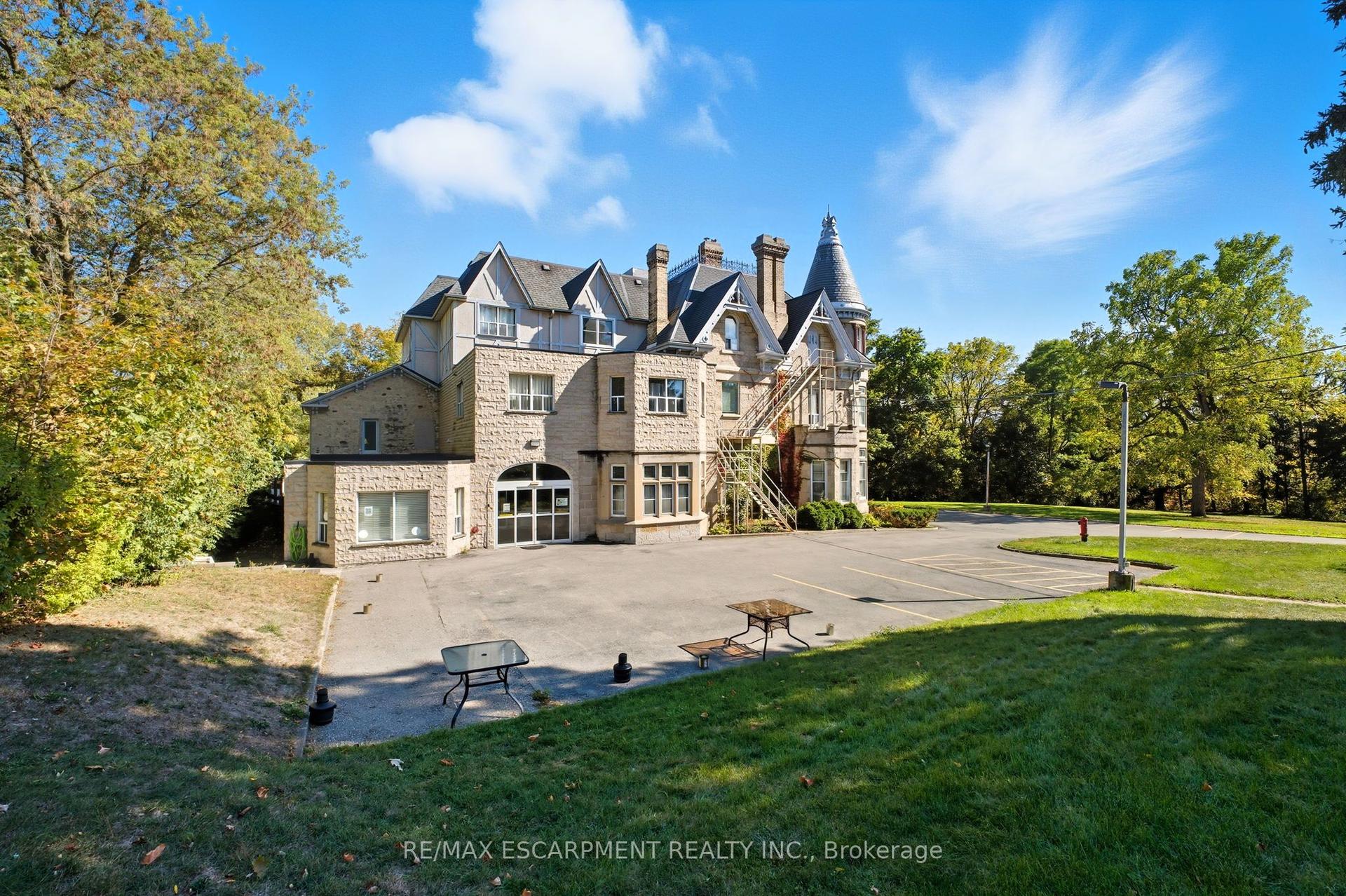 185 Grand River Street N — photo 1