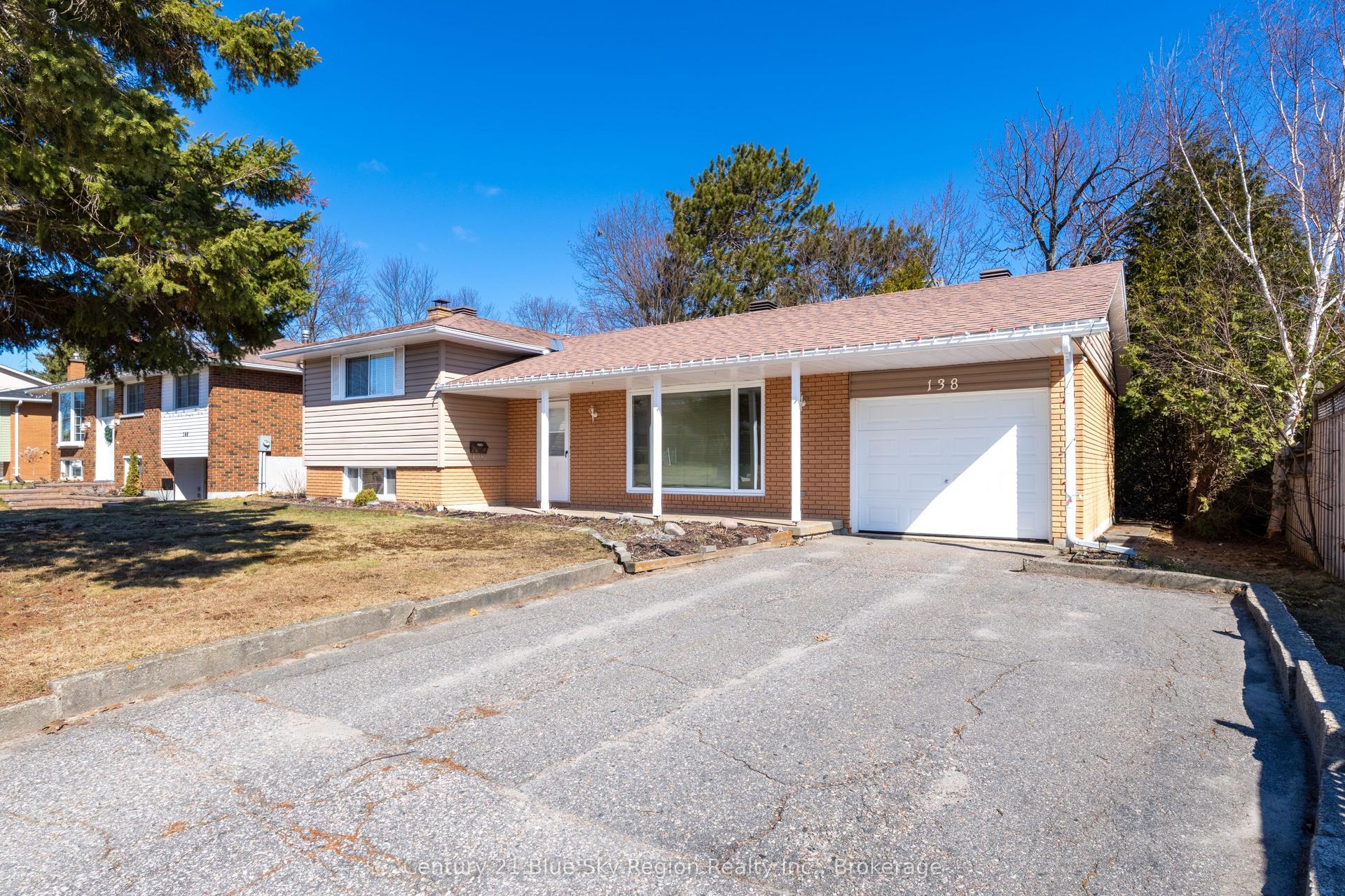 138 Macbeth Crescent — photo 1
