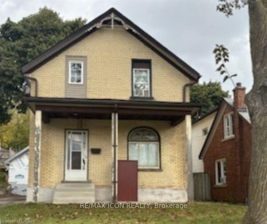 138 Courtland Avenue E — photo 1