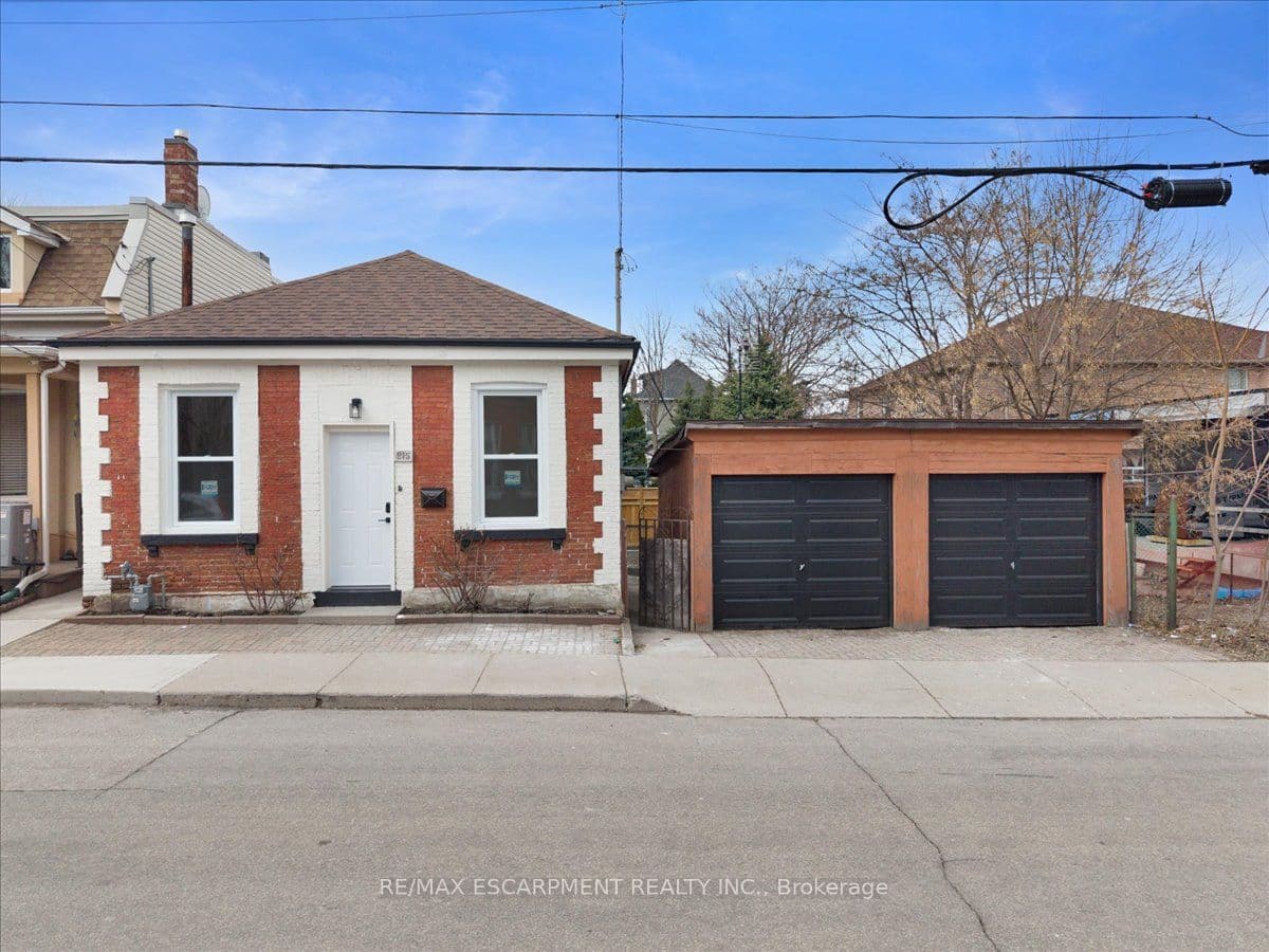 215 Ray Street N — photo 1