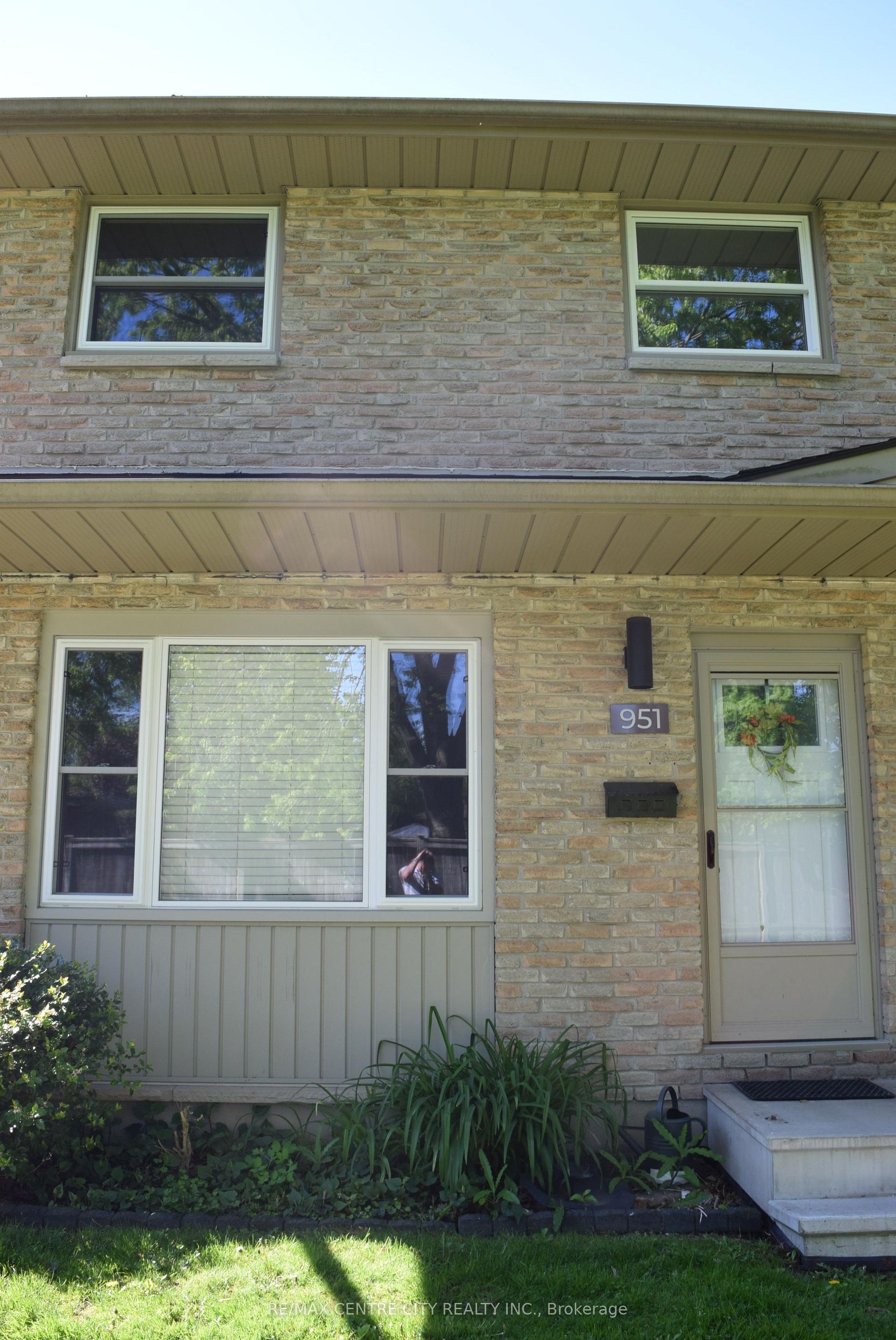 951 Notre Dame Drive — photo 1