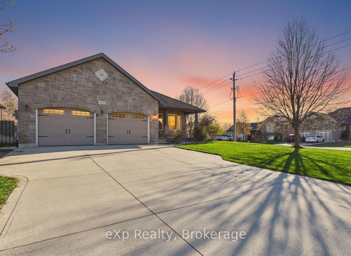 319 Gingrich Crescent — photo 1