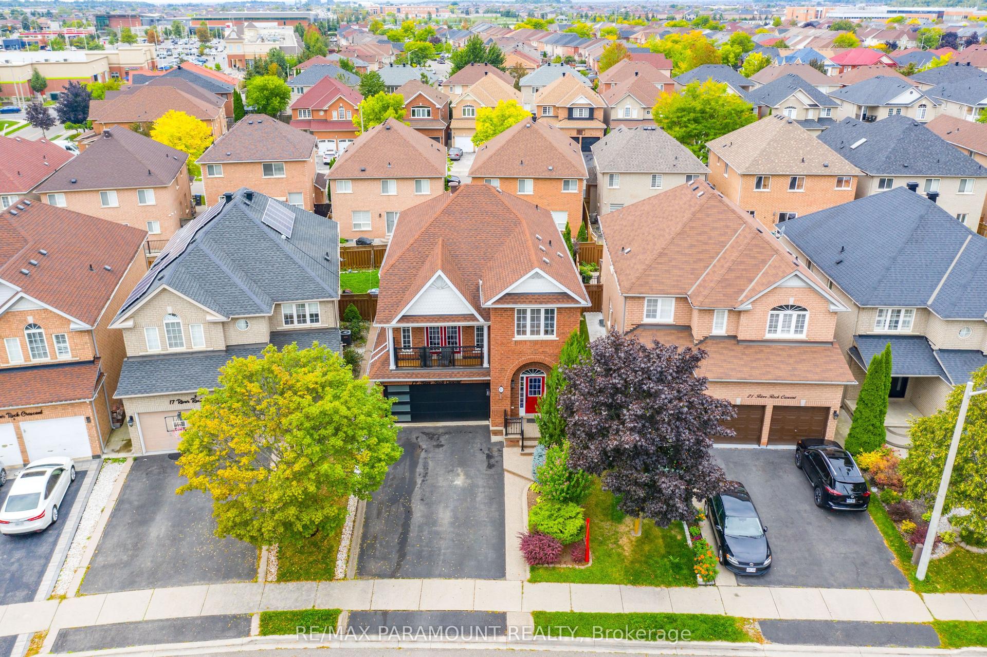 19 River Rock Crescent — photo 1